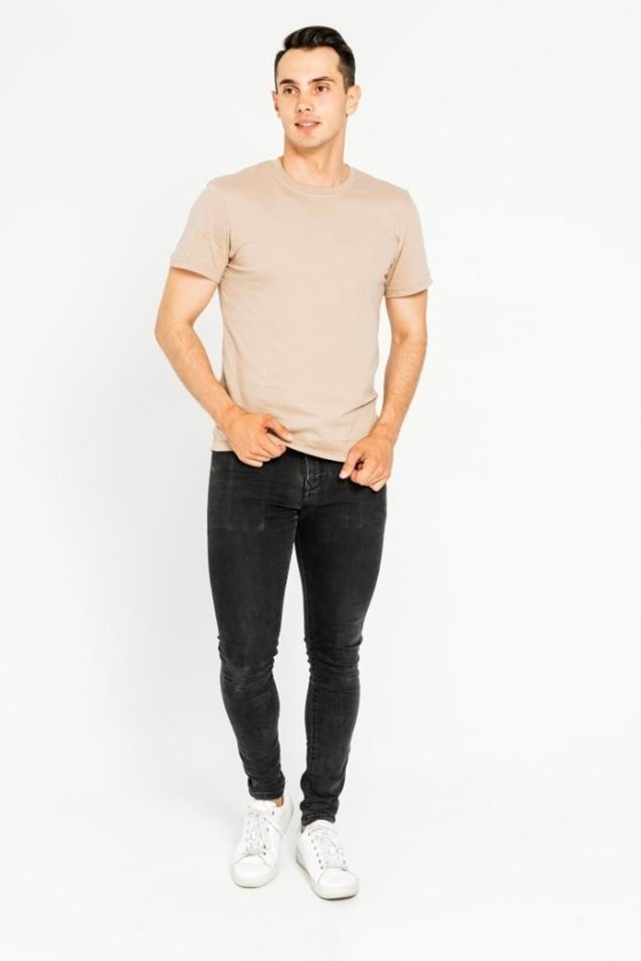 Эстетичная съемка мужских футболок для создания образов в уличном стиле