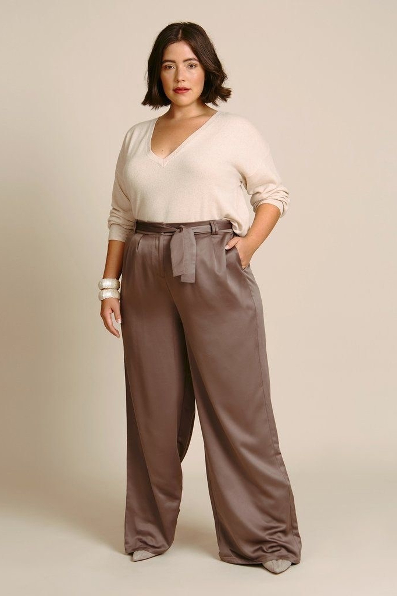 Пример делового наряда plus-size с прямыми брюками