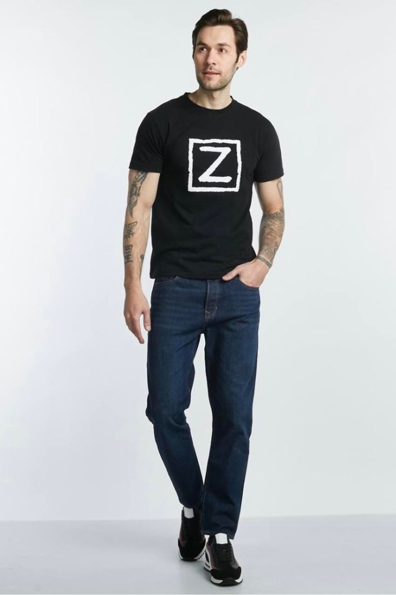 Профессиональная съемка мужских футболок с фокусом на спортивные модели