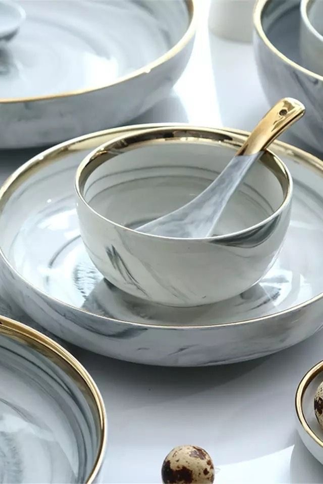 Пример глубокой белой посуды для супов и бульонов.