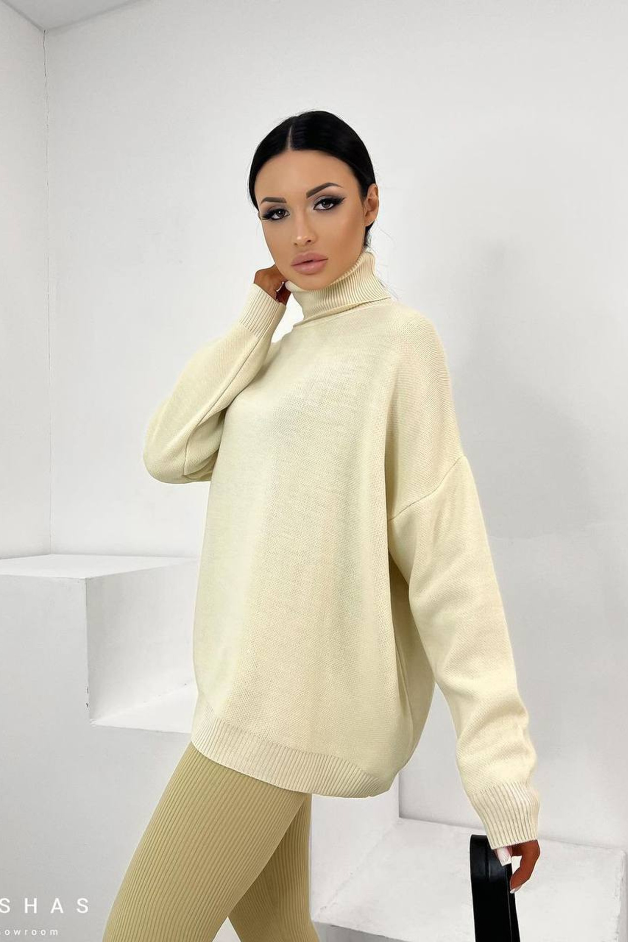 Креативная съемка свитеров оверсайз для модных решений