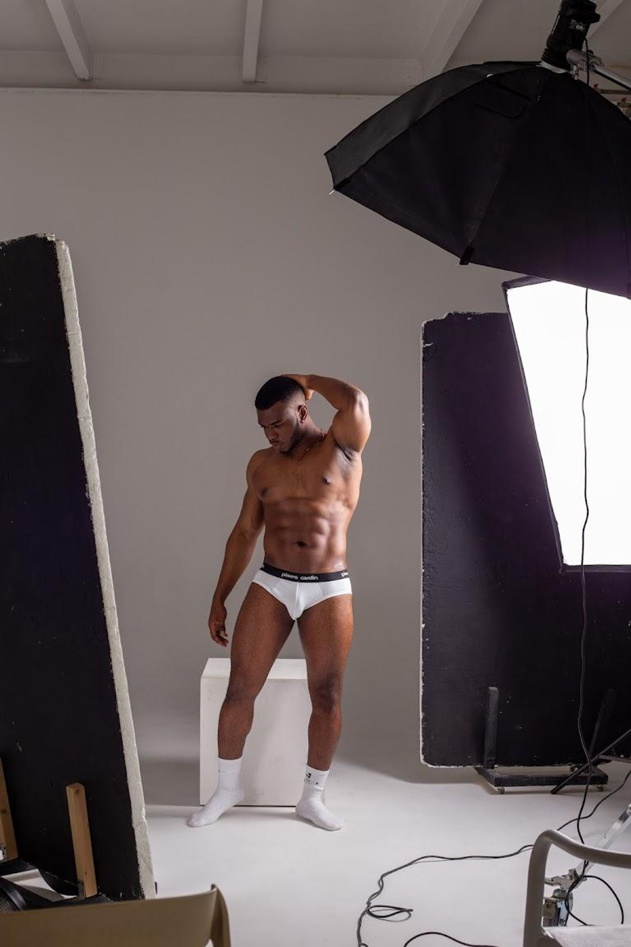 Модель для предметной съемки Нджебайи Ален Даниэль Москва | Sale Easy