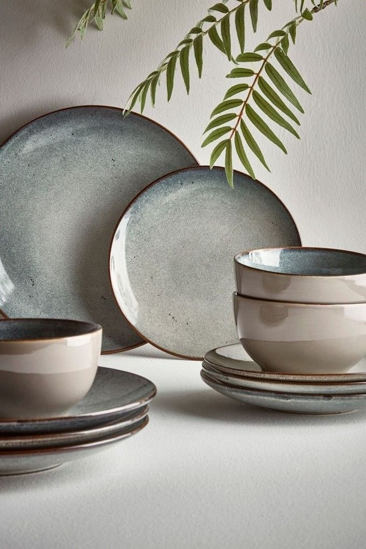 Пример посуды в японском стиле с ручной росписью и пастельными тонами.