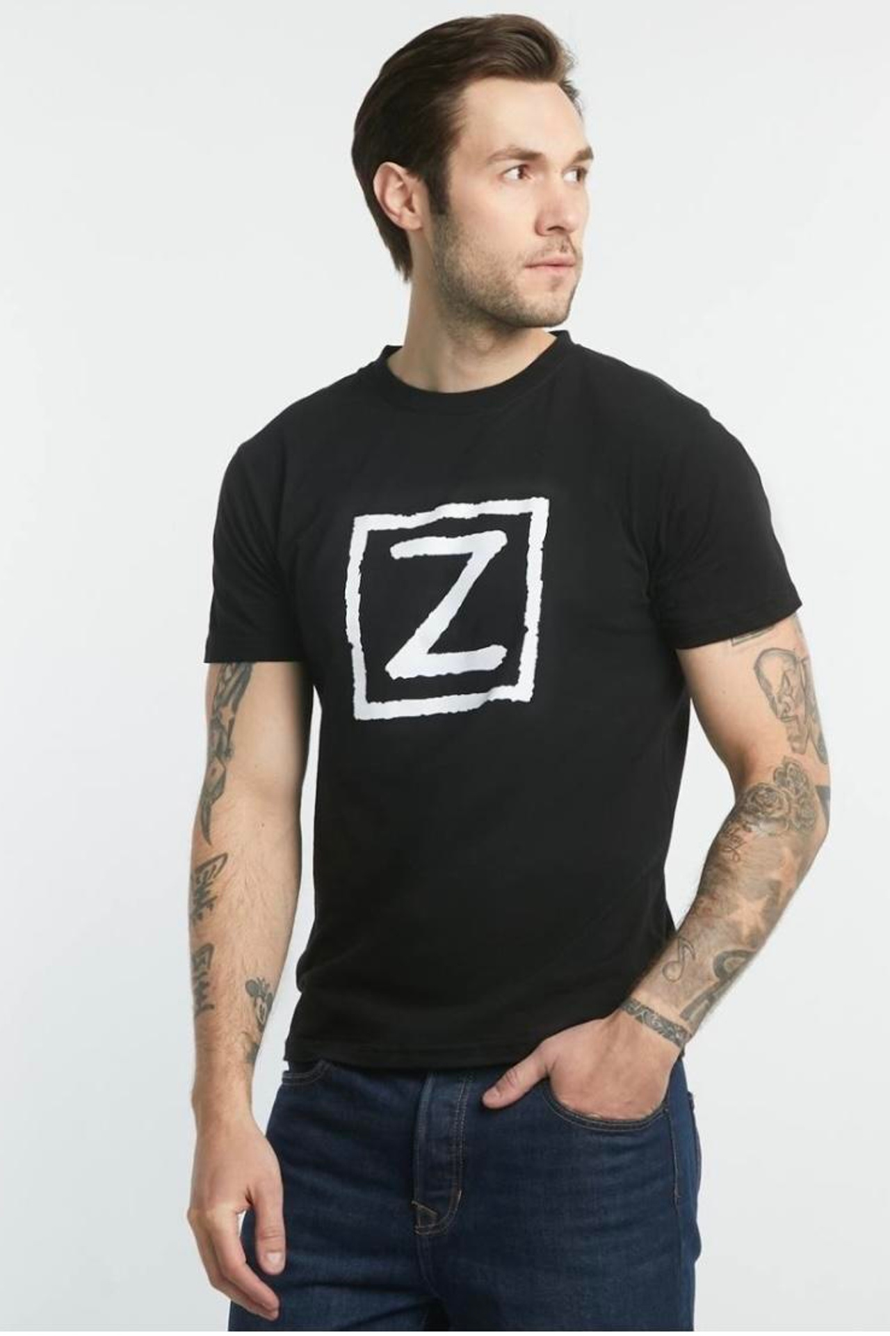 Креативная съемка для выделения уникальных деталей и отделки футболок