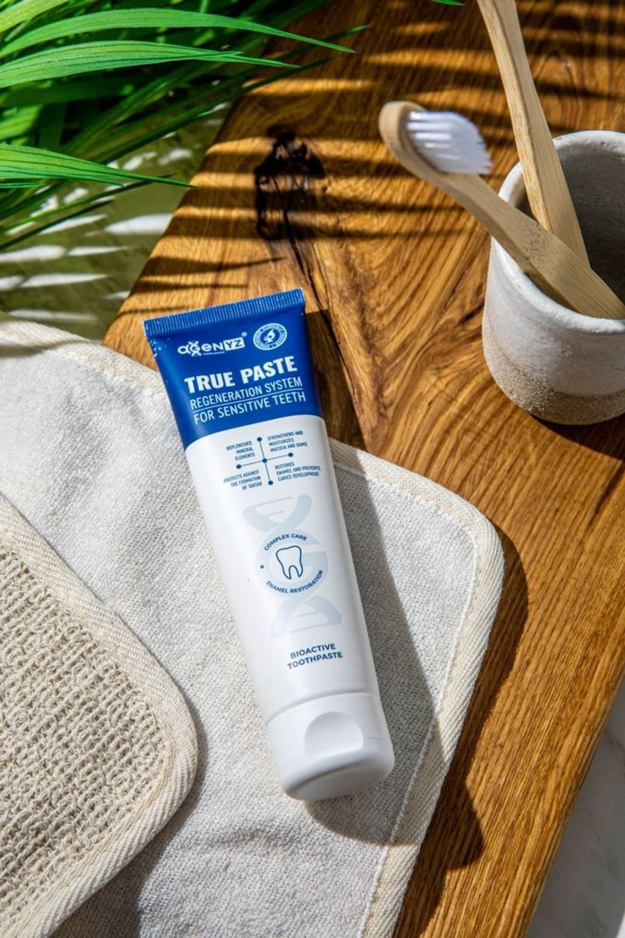 Предметная съемка зубной пасты на фоне в натуральных тонах.