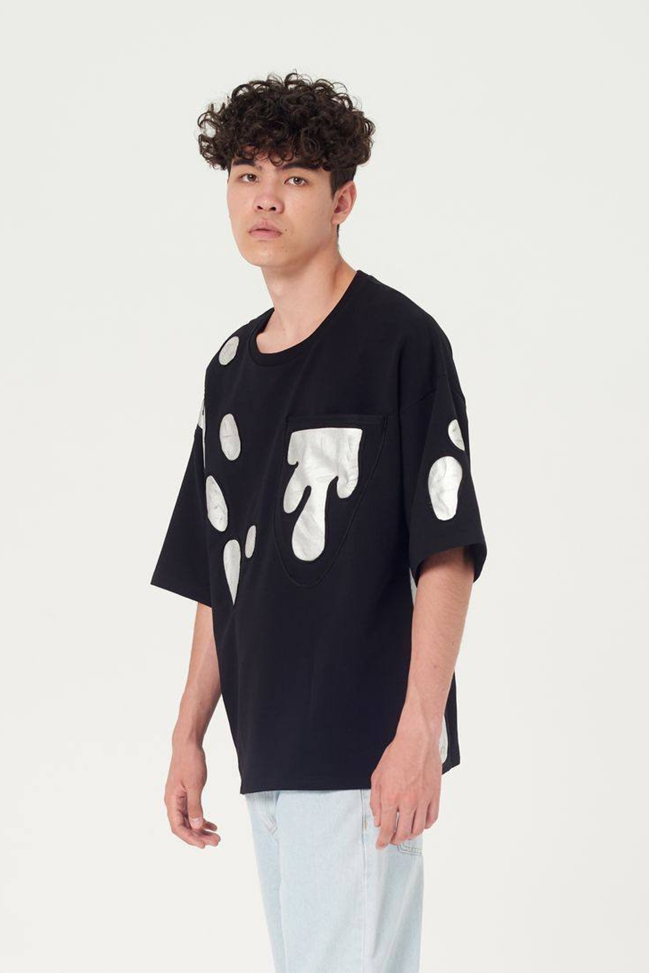 Креативная фотосъемка oversize футболок для выделения уникальных принтов