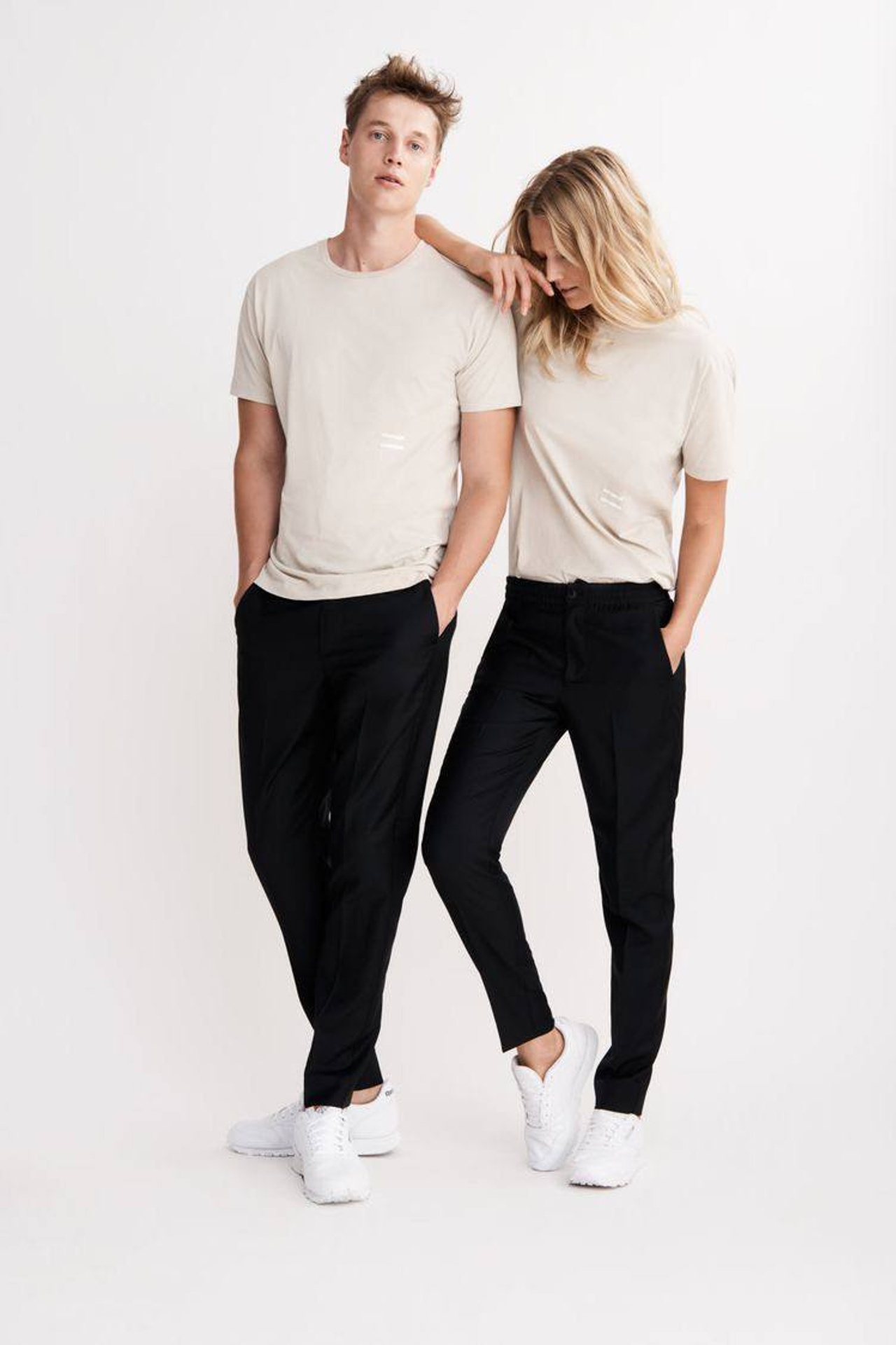 Эффектная съемка футболок oversize для визуализации современных уличных стилей