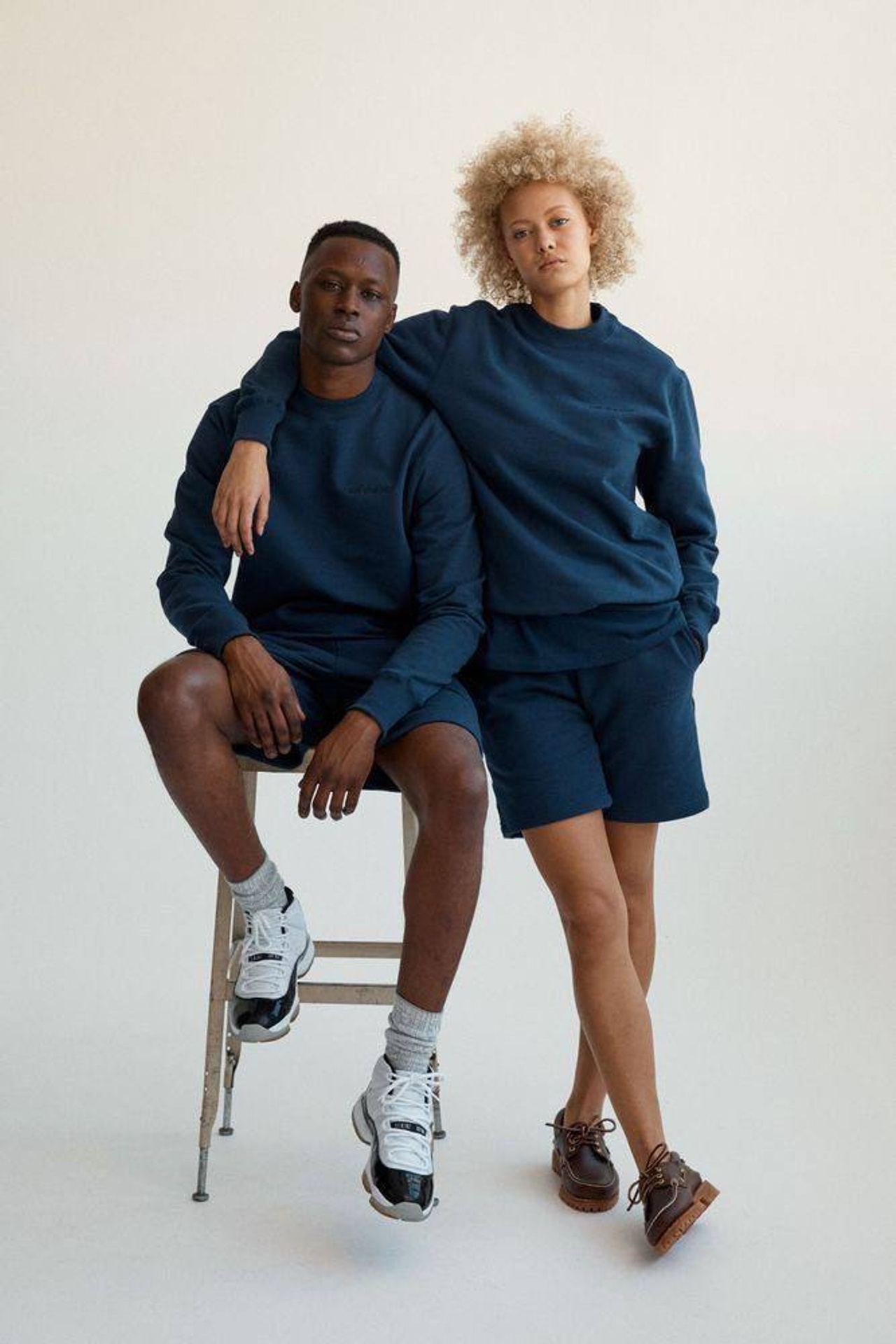 Профессиональная съемка oversize футболок для акцента на минималистичный дизайн