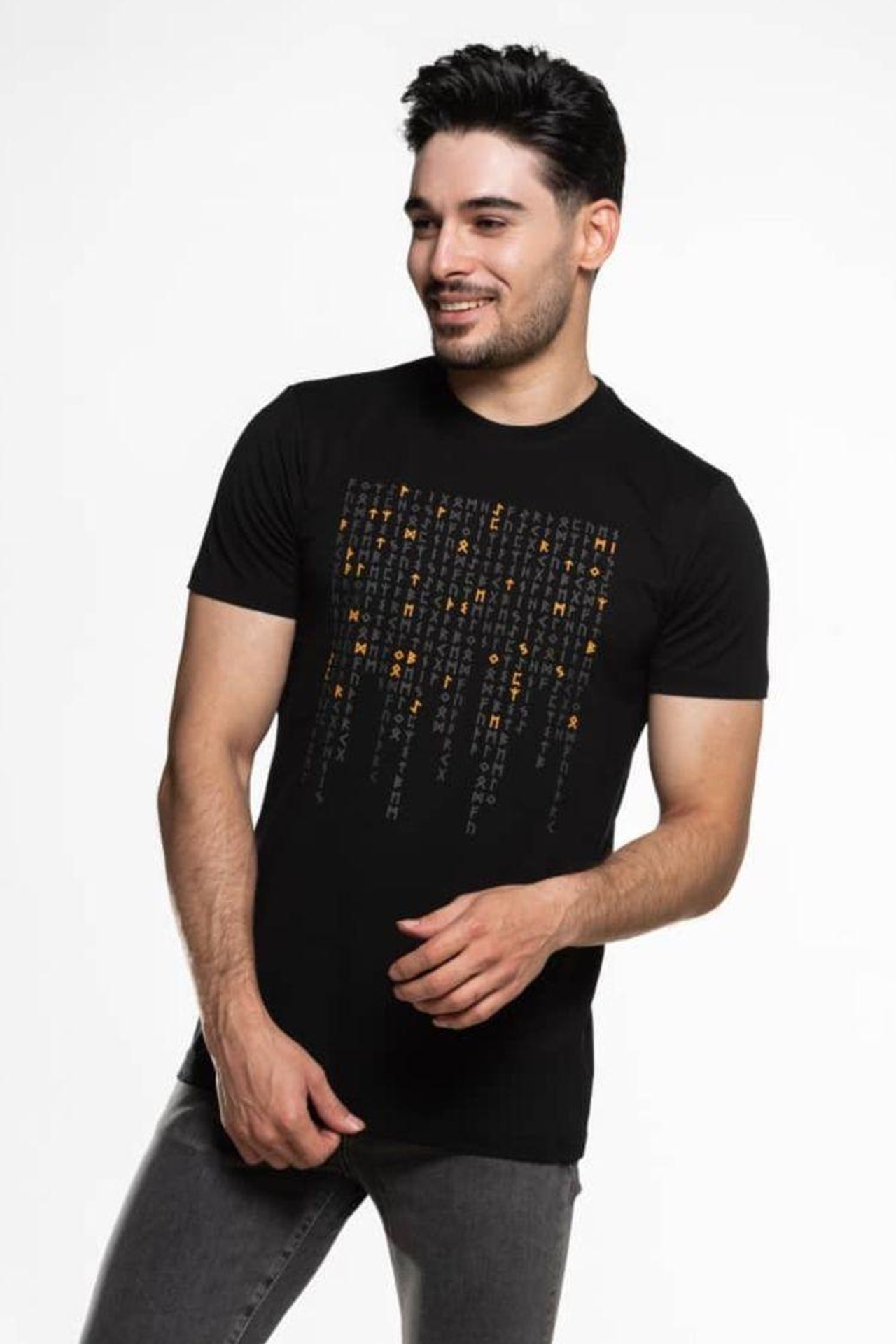 Креативная фотосъемка футболок для выделения ярких цветовых решений