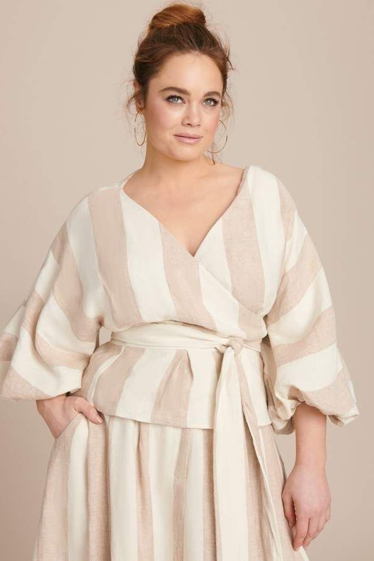 Идея для образа plus-size с плиссированной юбкой