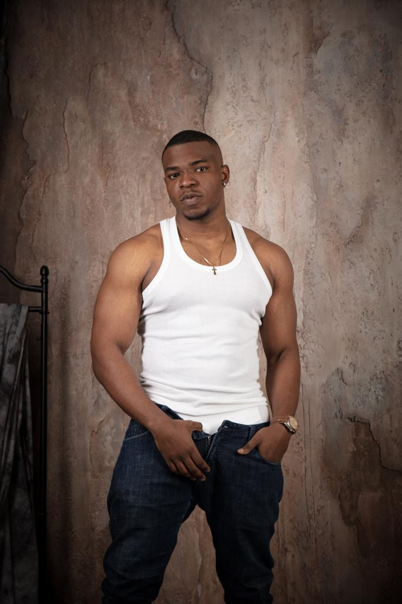 Модель для предметной съемки Нджебайи Ален Даниэль Москва | Sale Easy