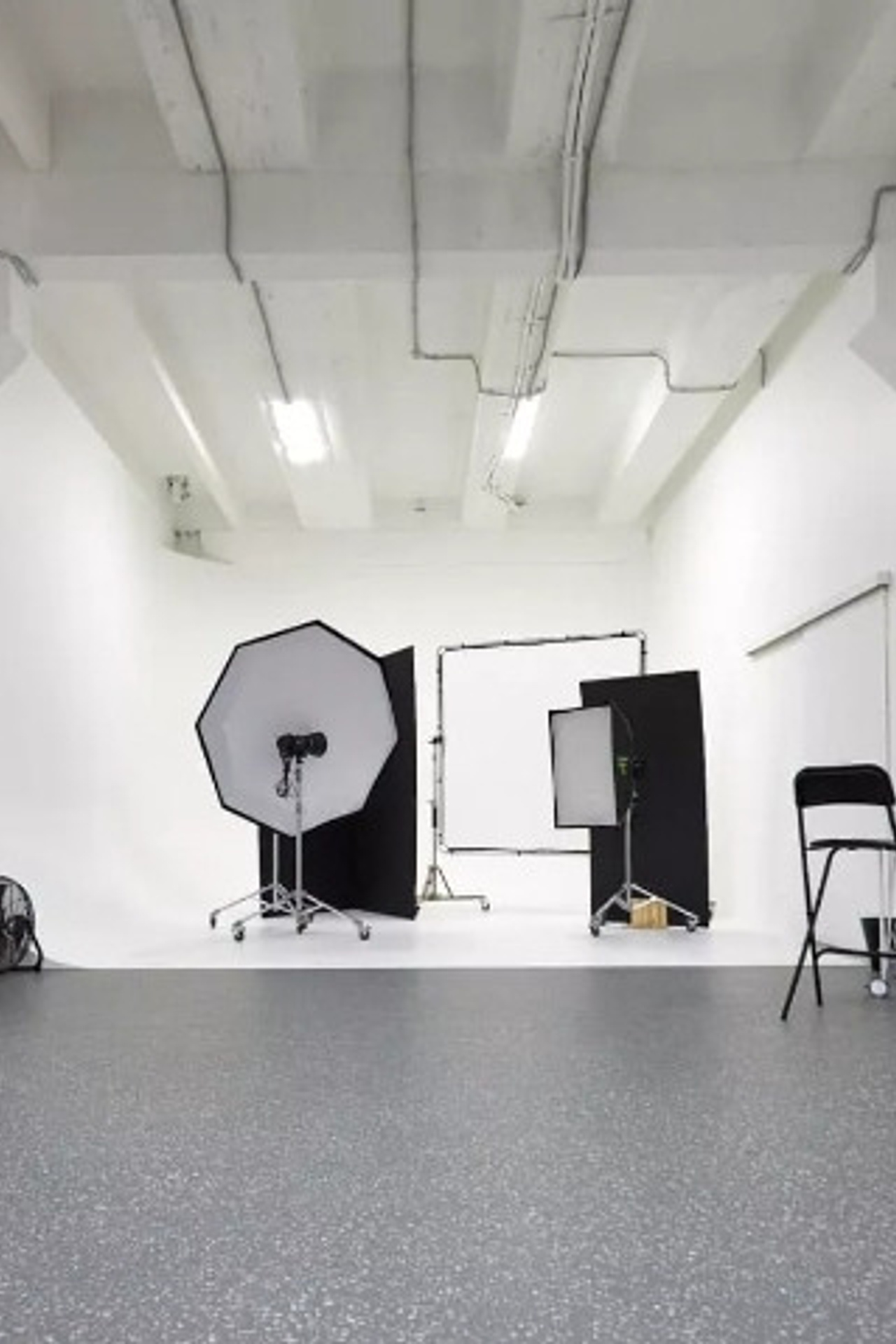 Студия Blank studios Угловая циклорама для предметной съемки Москва