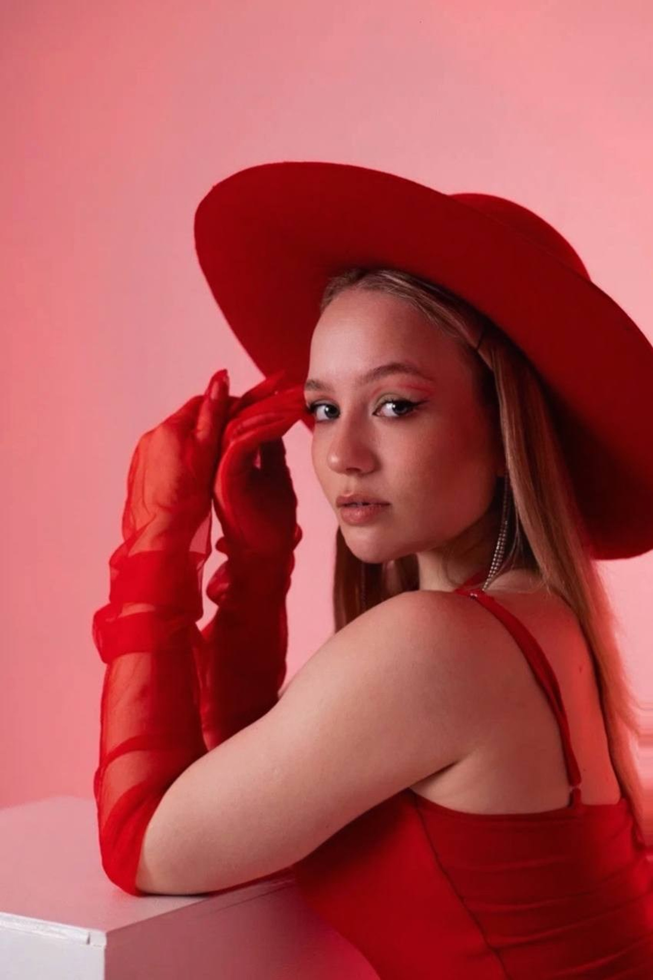 Модель для предметной съемки Елизавета Л. Красноярск| Sale Easy