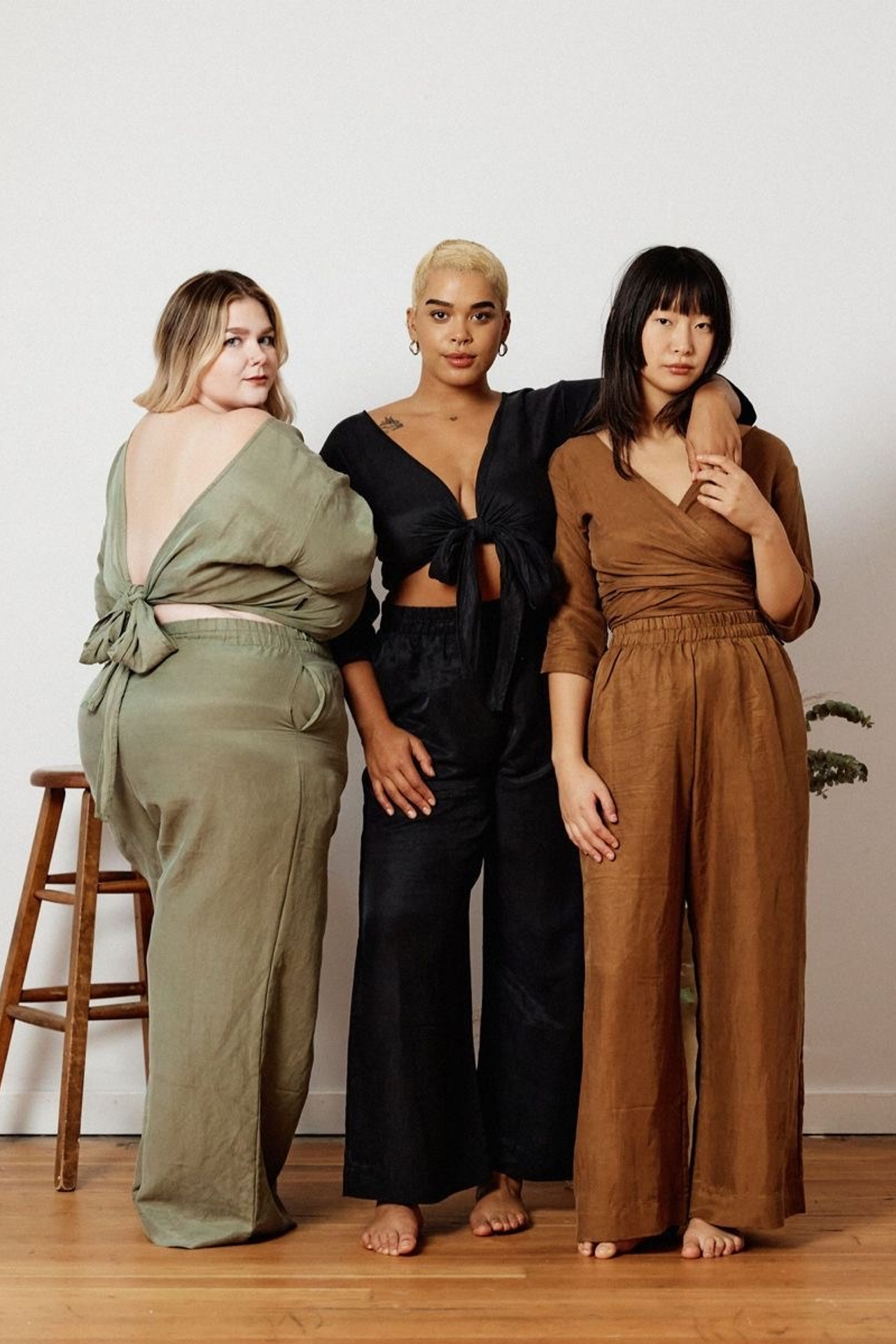 Пример стиля для работы plus-size с костюмом и блузкой