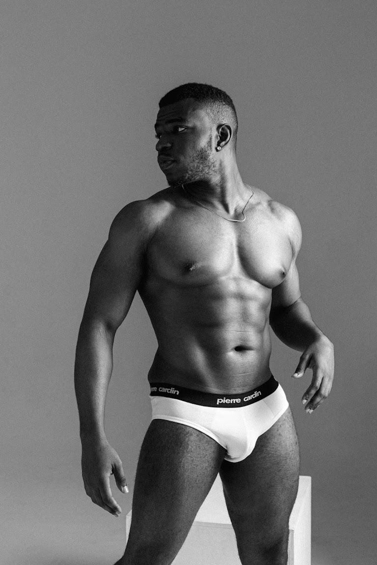 Модель для предметной съемки Нджебайи Ален Даниэль Москва | Sale Easy