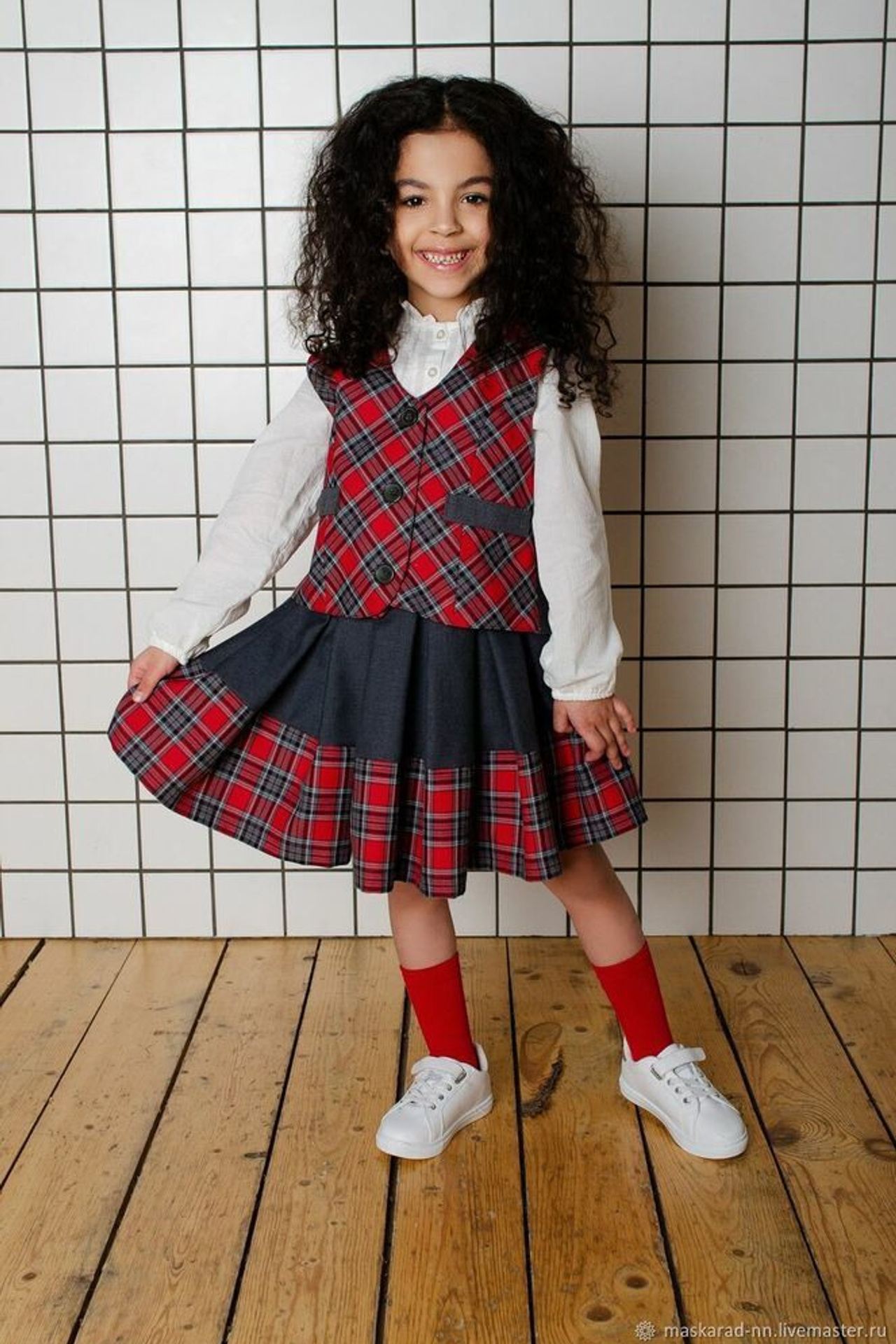 Стильная съемка для демонстрации школьной формы в современных цветах