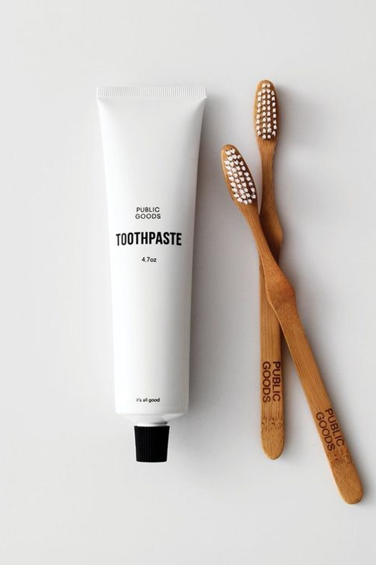 Предметная съемка зубной пасты крупным планом с мягким светом и тенями.