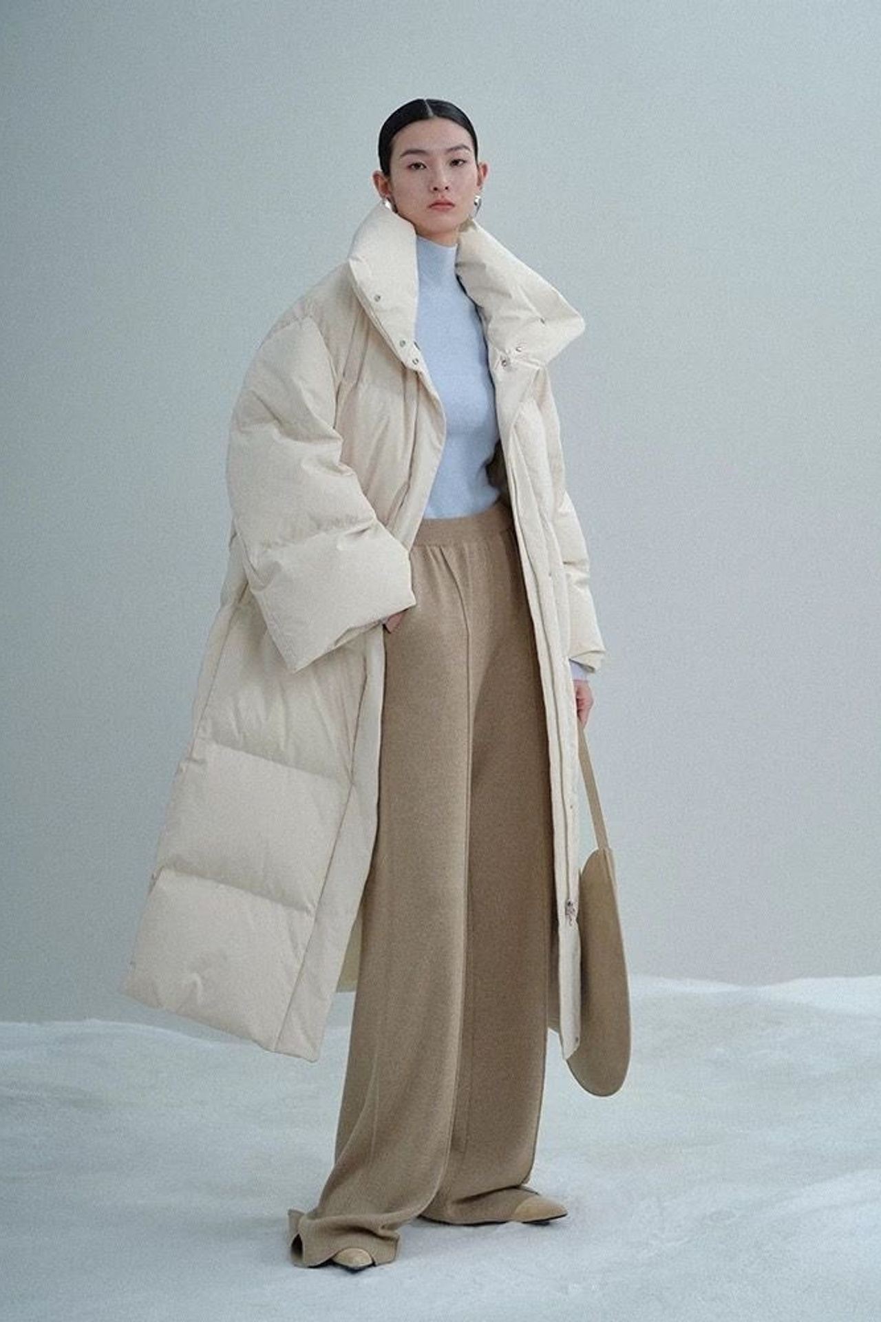 Референс для женского стиля с широкими брюками