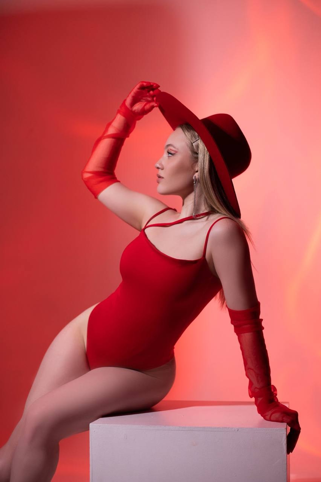 Модель для предметной съемки Елизавета Л. Красноярск| Sale Easy