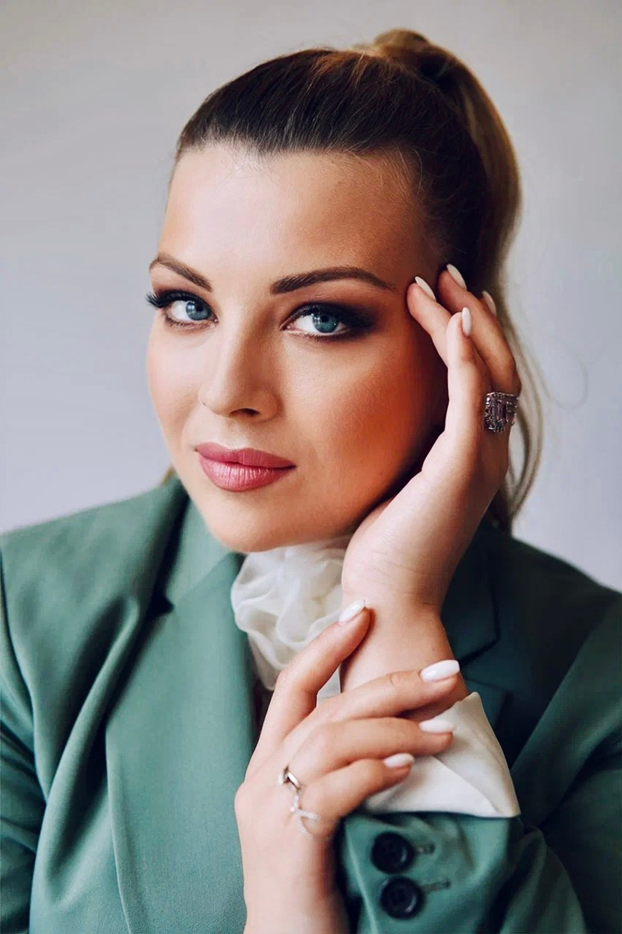 Модель plus size для предметной съемки Людмила А. Москва | Sale Easy