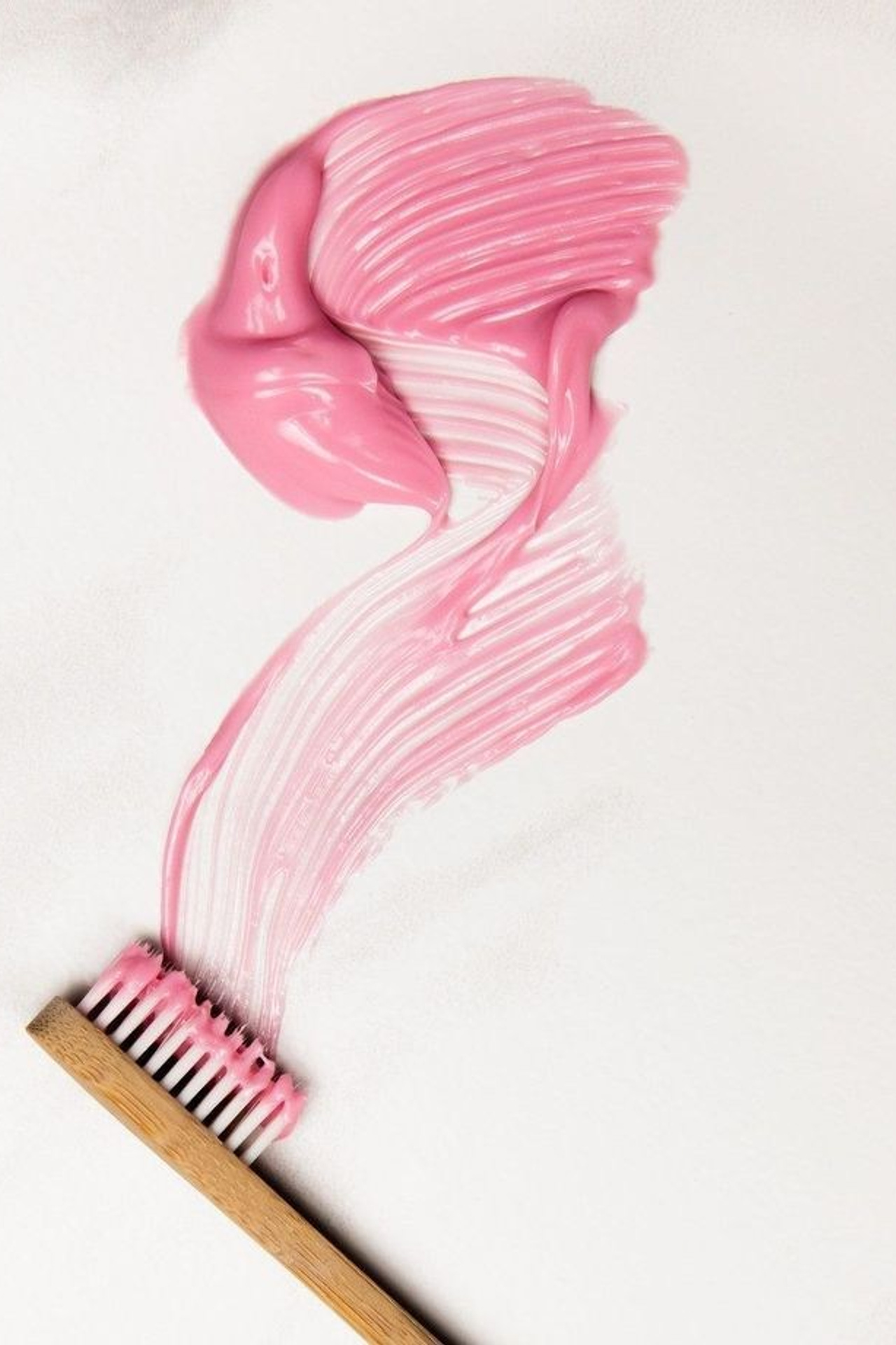 Предметная съемка зубной пасты на фоне с текстурой мрамора.