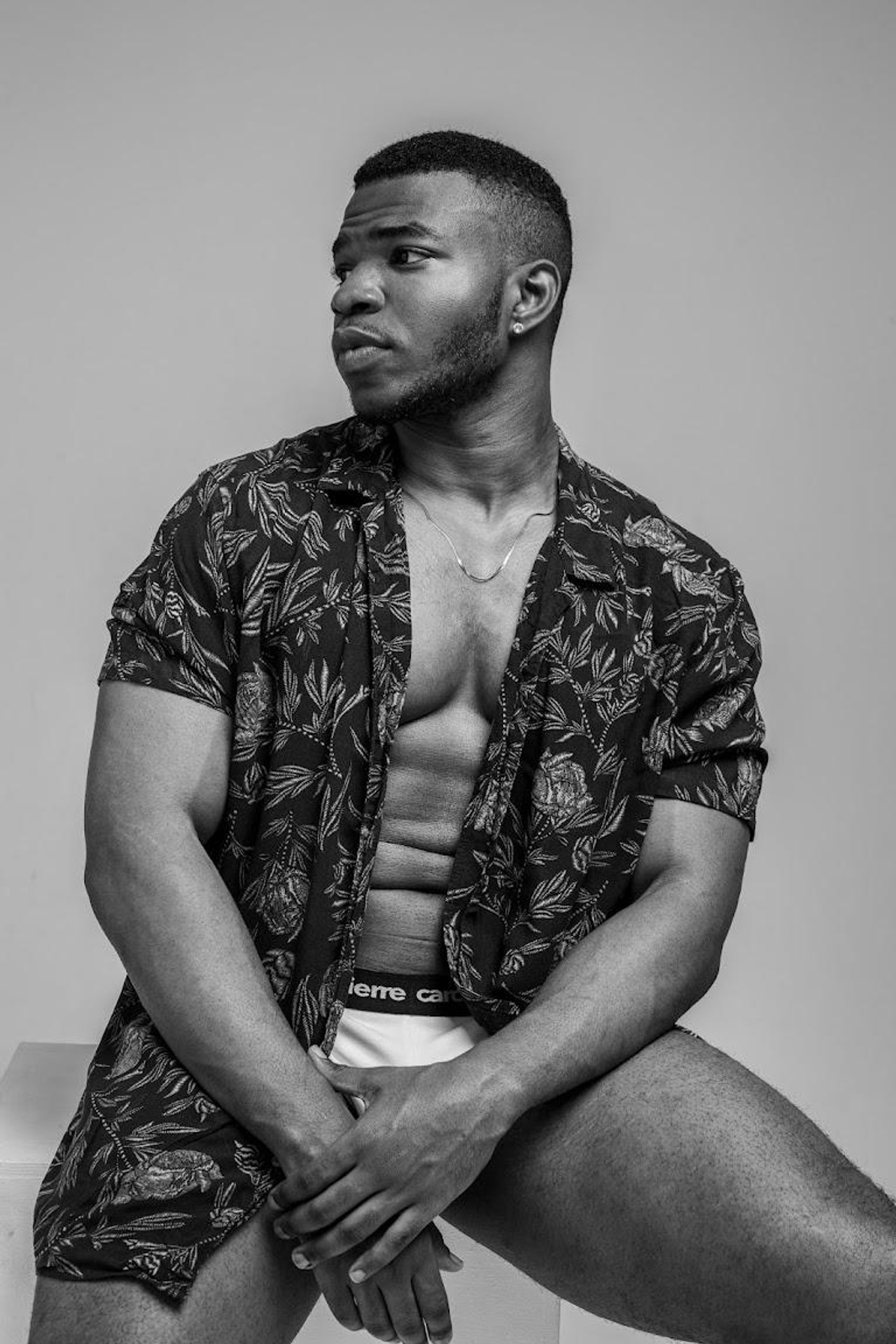 Модель для предметной съемки Нджебайи Ален Даниэль Москва | Sale Easy