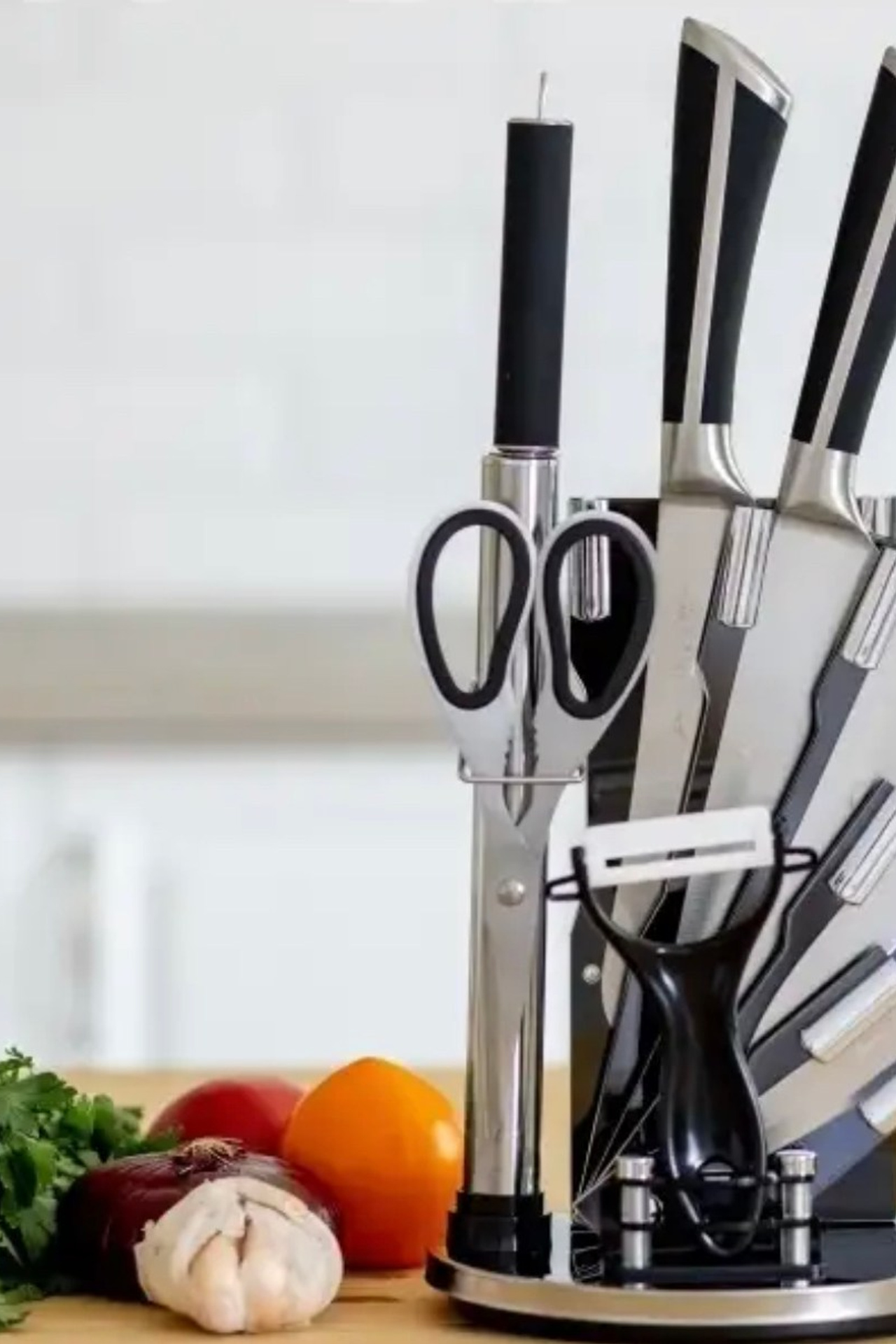 Идея для ножей с магнитными подставками для удобного хранения.