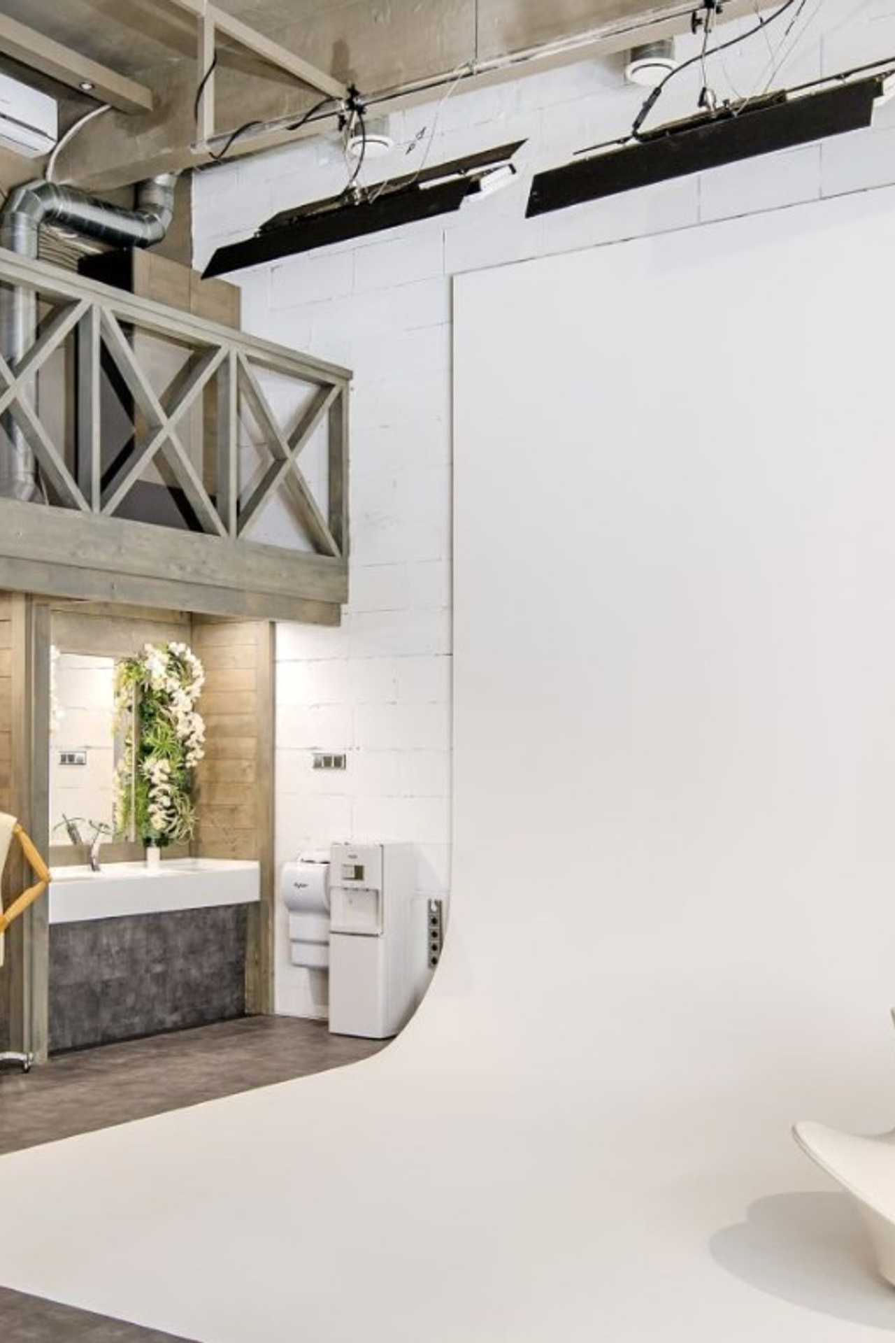 Студия Famous Studios Циклорама для предметной съемки Москва