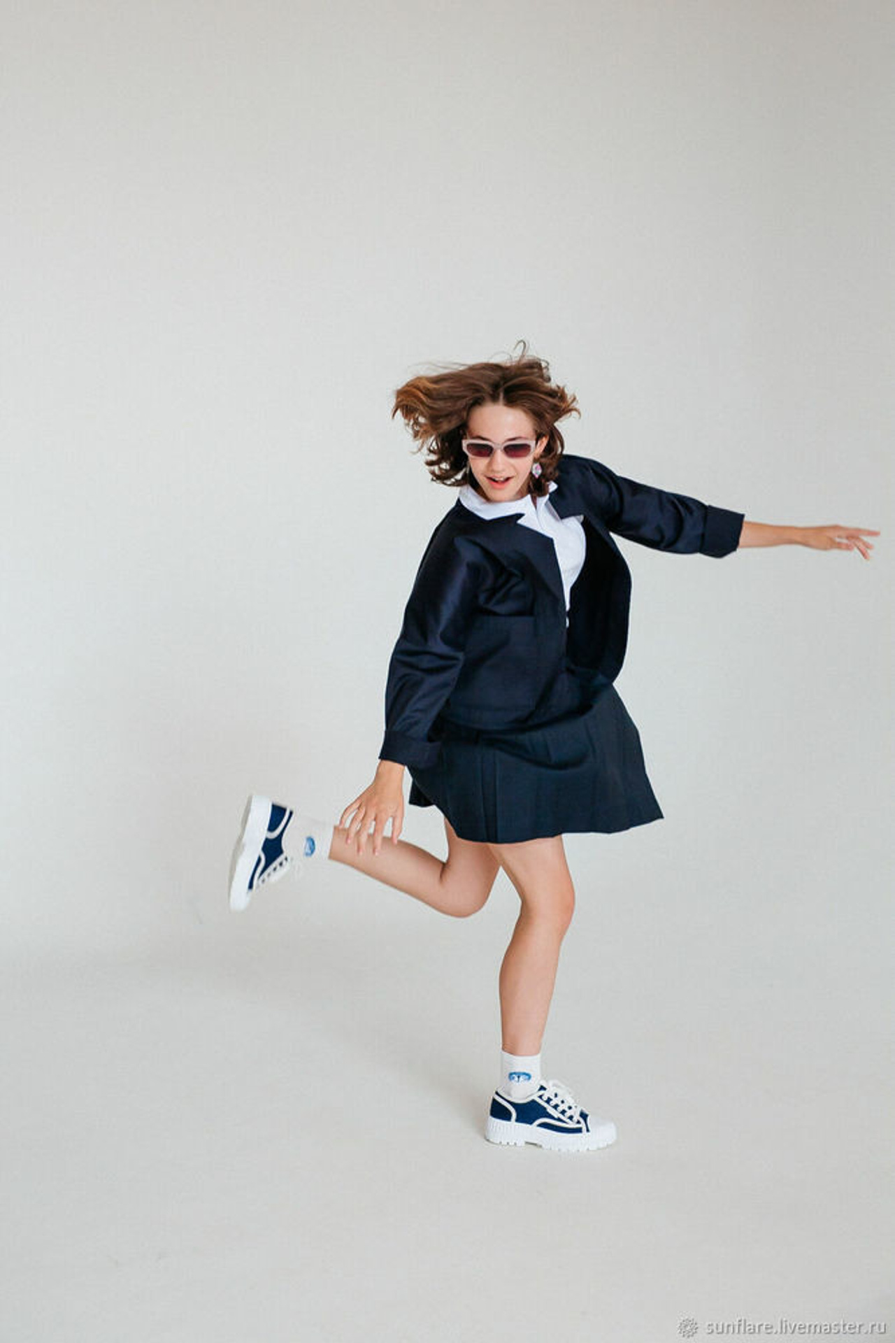 Профессиональная съемка школьной формы с акцентом на высококачественные материалы