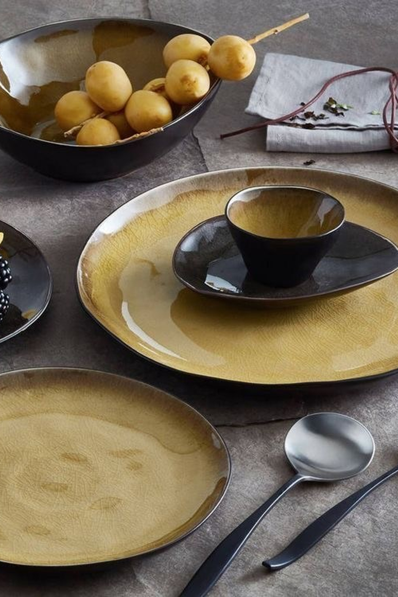 Пример деревянной посуды в натуральных оттенках для эко-стиля.