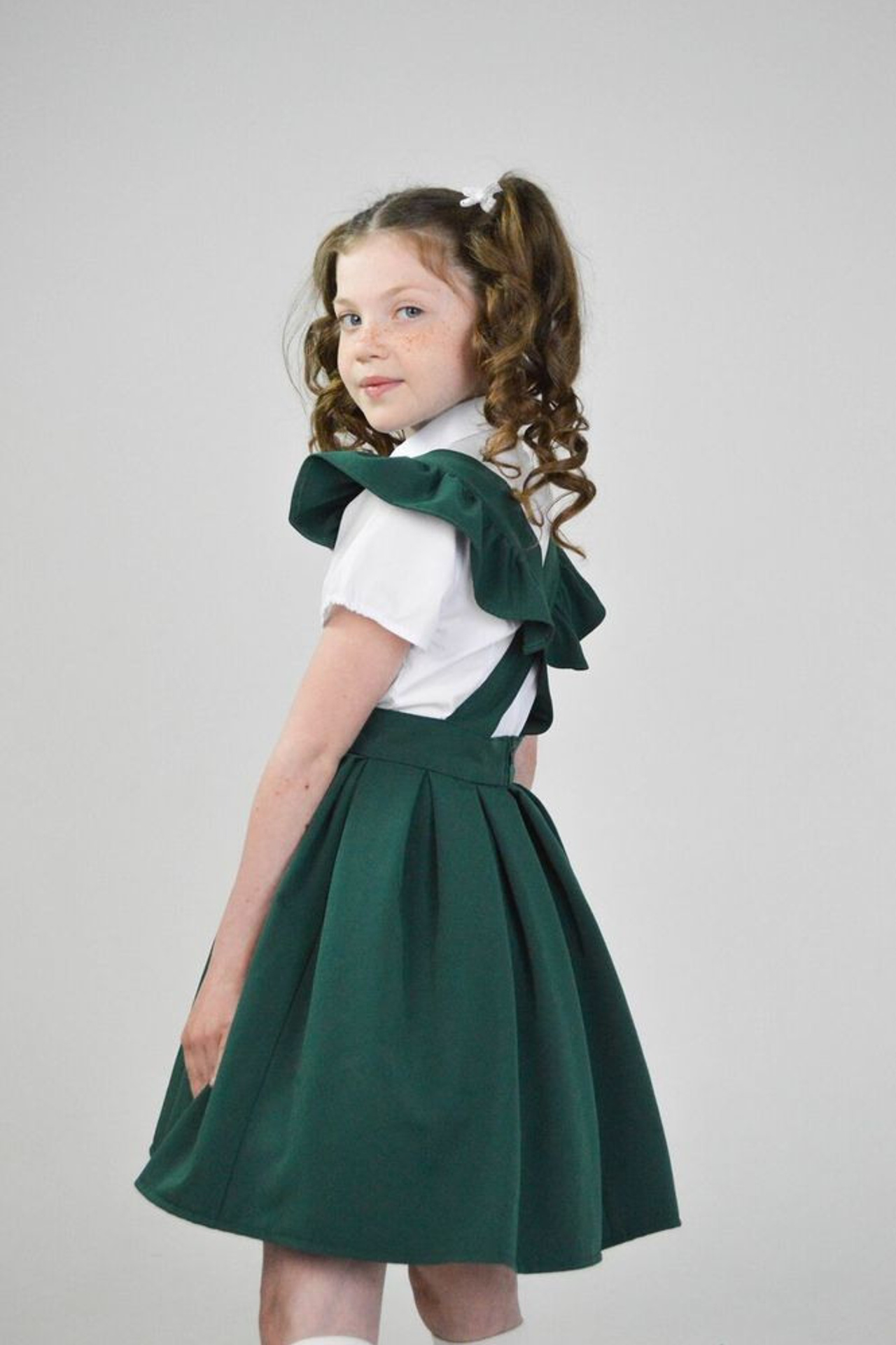 Съемка школьной формы с акцентом на детализированную отделку