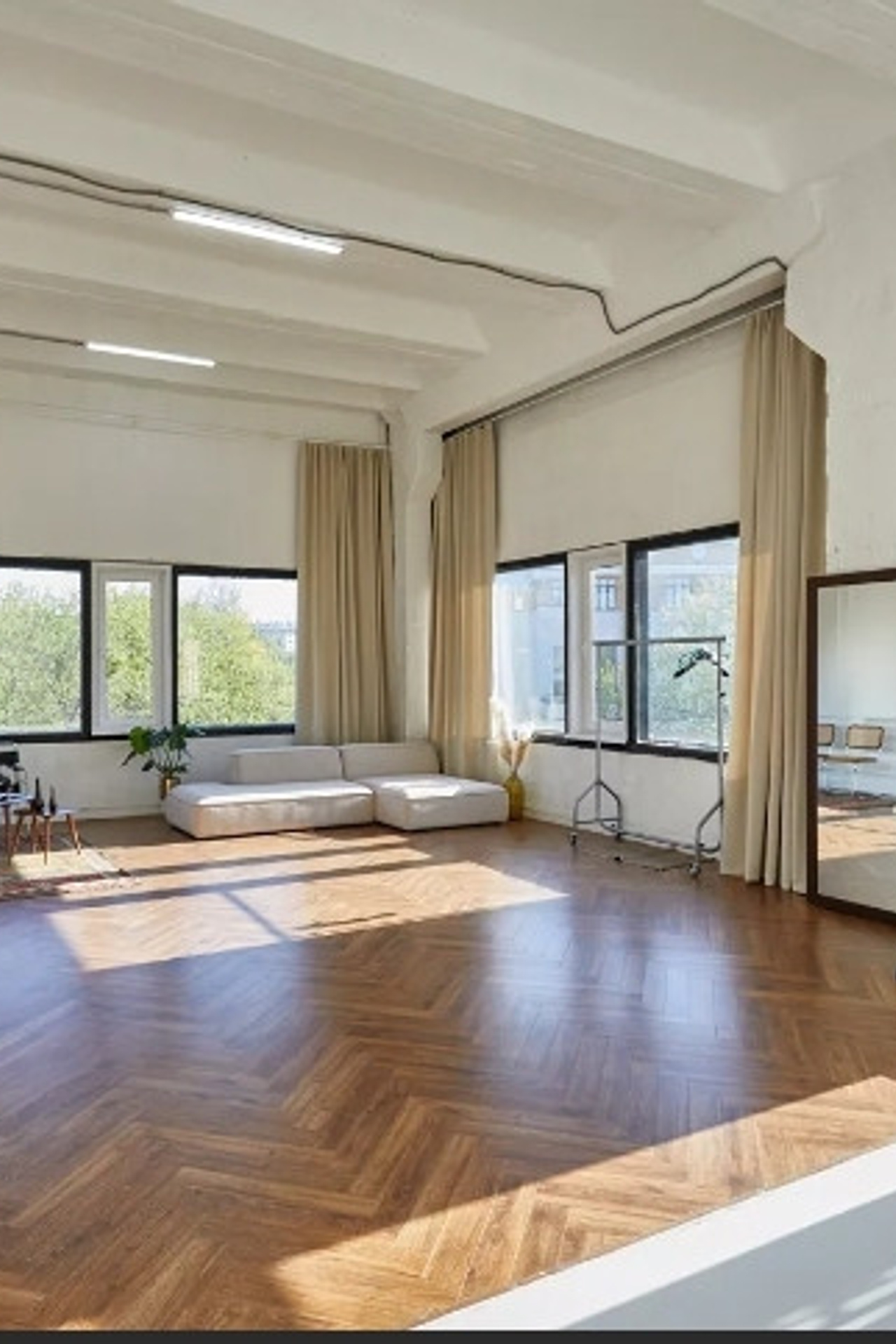 Студия Blank studios Циклорама и паркет для предметной съемки Москва