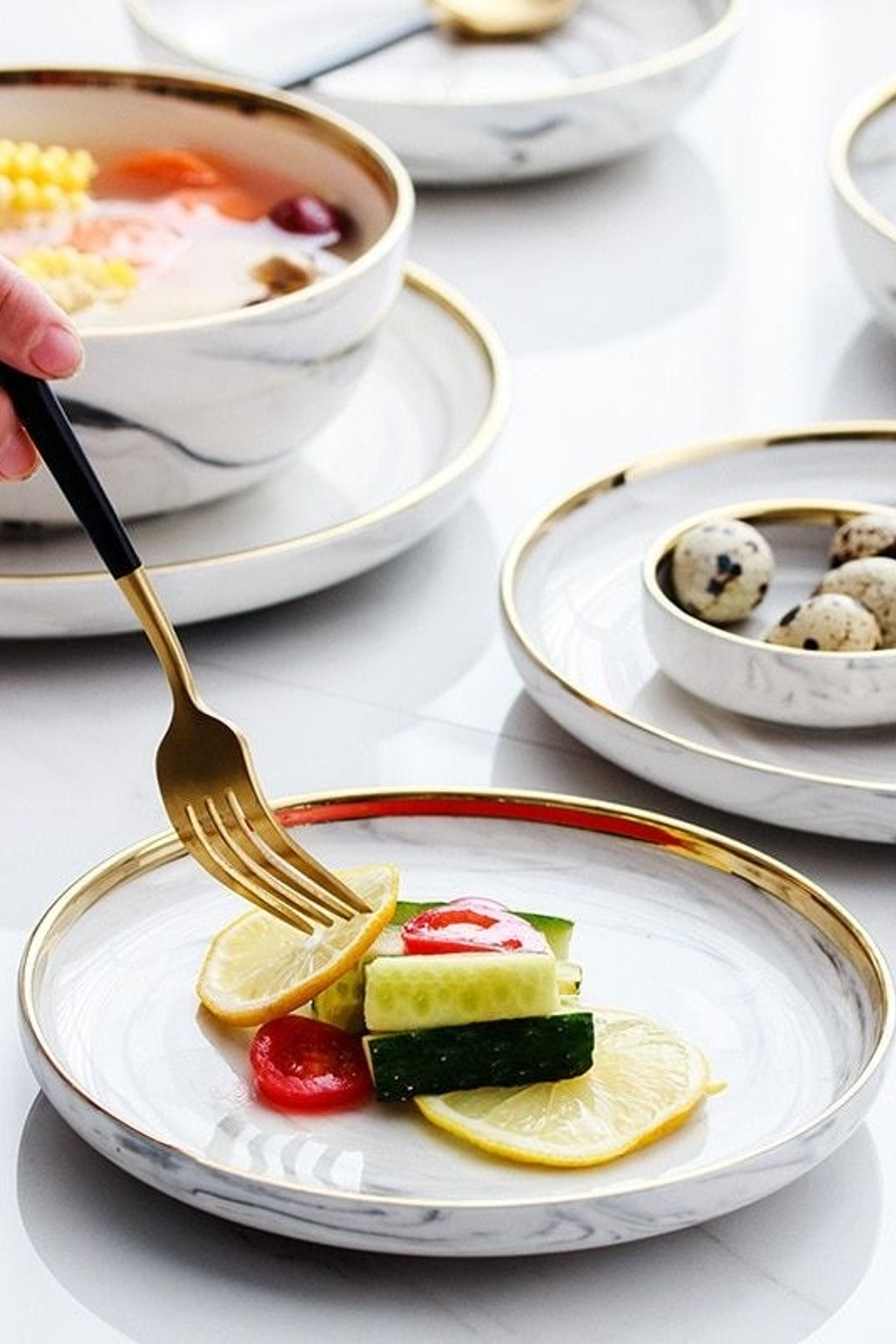 Идея для классической белой посуды с гладкой глянцевой поверхностью.