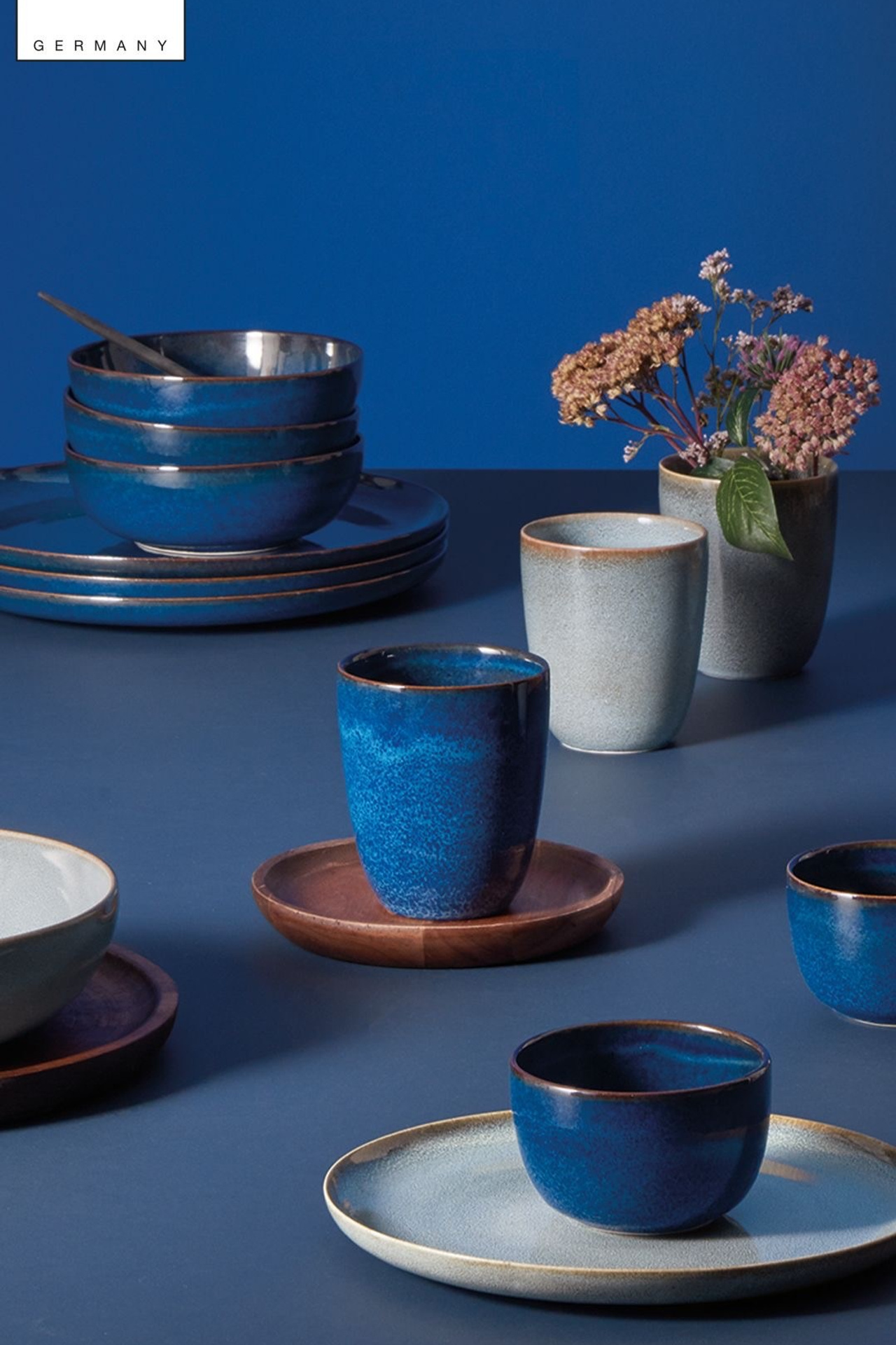 Идея для набора глубокой синей посуды с глянцевой поверхностью.