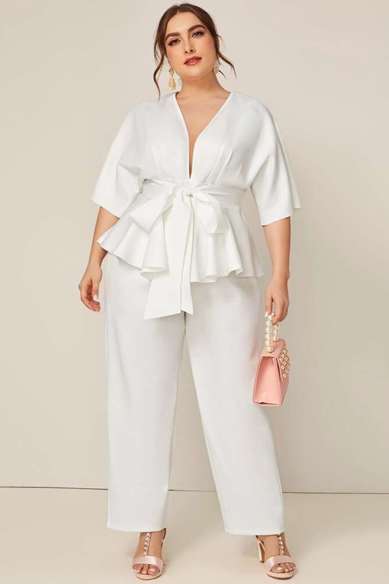 Идея для наряда plus-size с воздушной блузкой