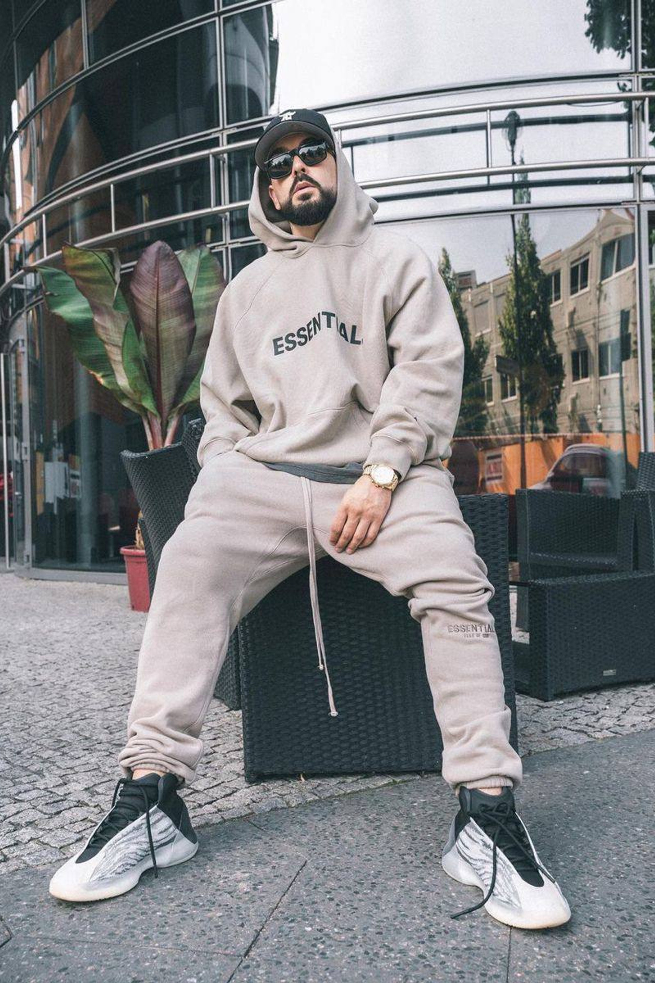 Детальная съемка мужских худи с оригинальными принтами