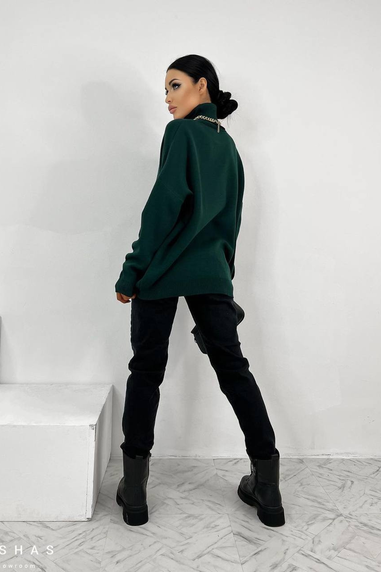 Съемка свитеров оверсайз с акцентом на элегантную простоту