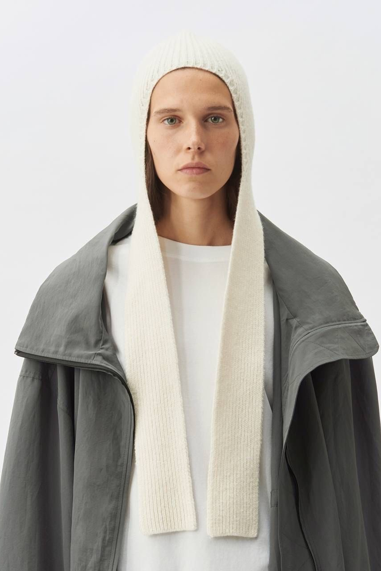 Пример спортивного стиля с худи и кроссовками