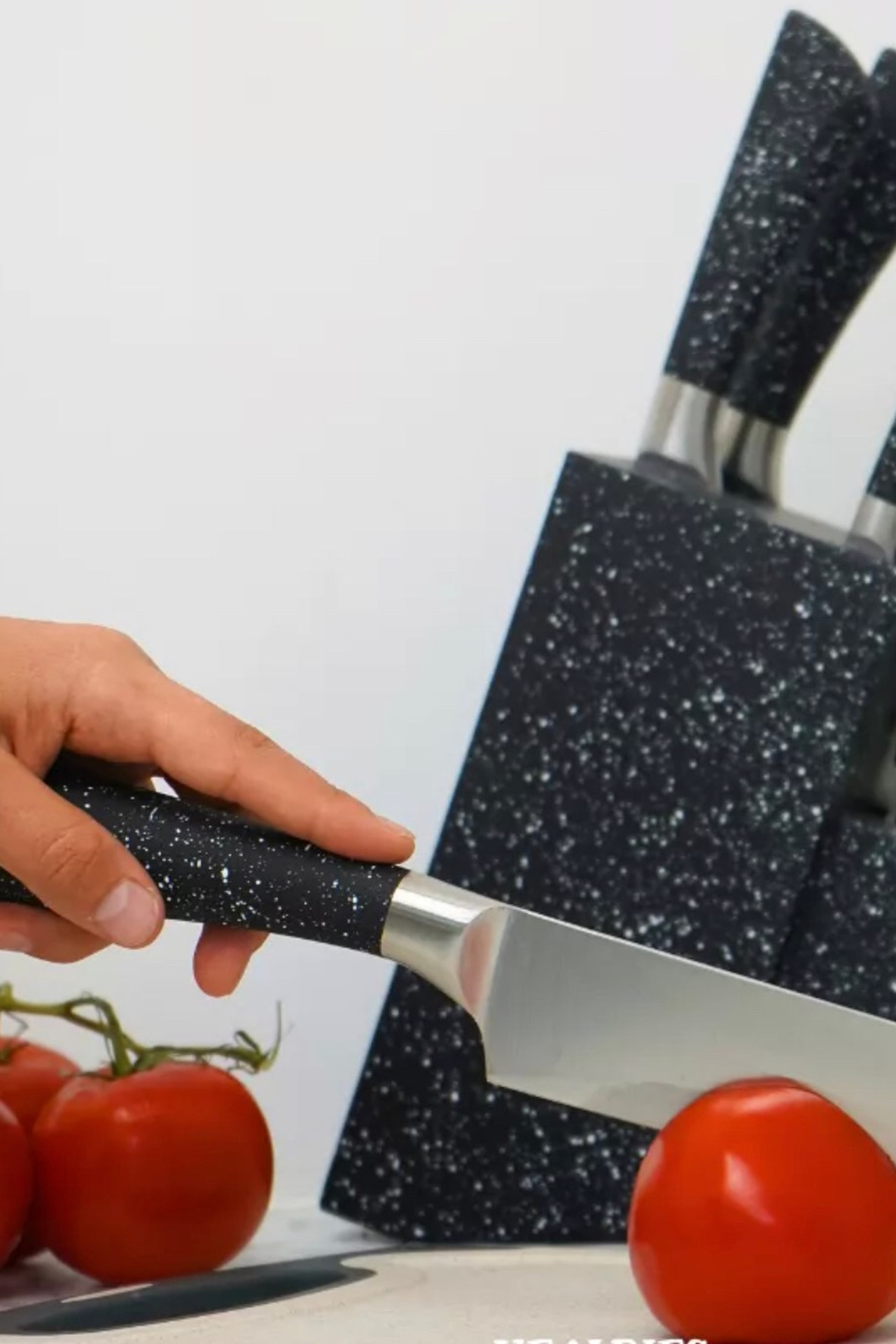 Пример универсальных ножей, подходящих для повседневного использования.