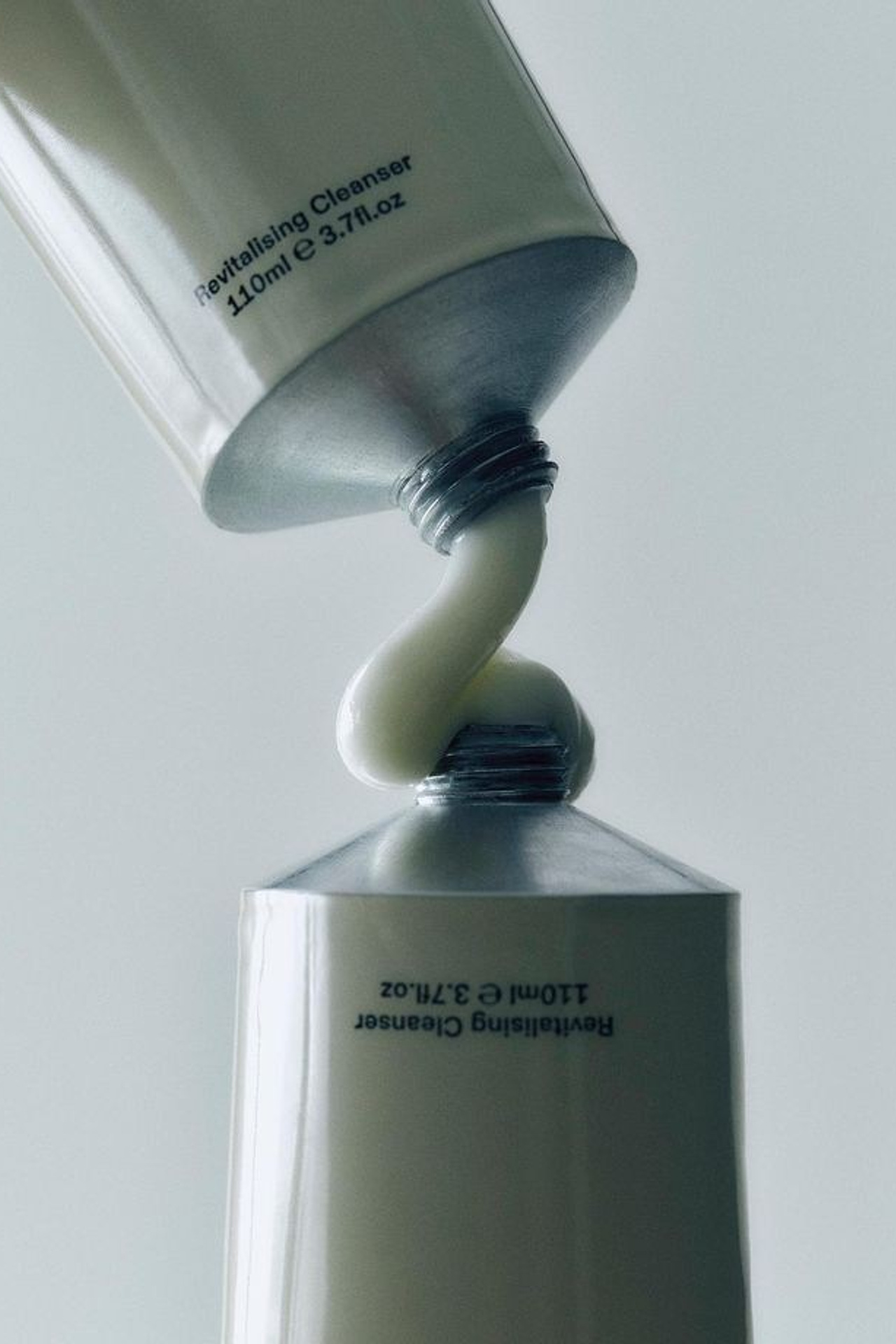 Предметная съемка крупным планом зубной пасты с эффектом свежести.