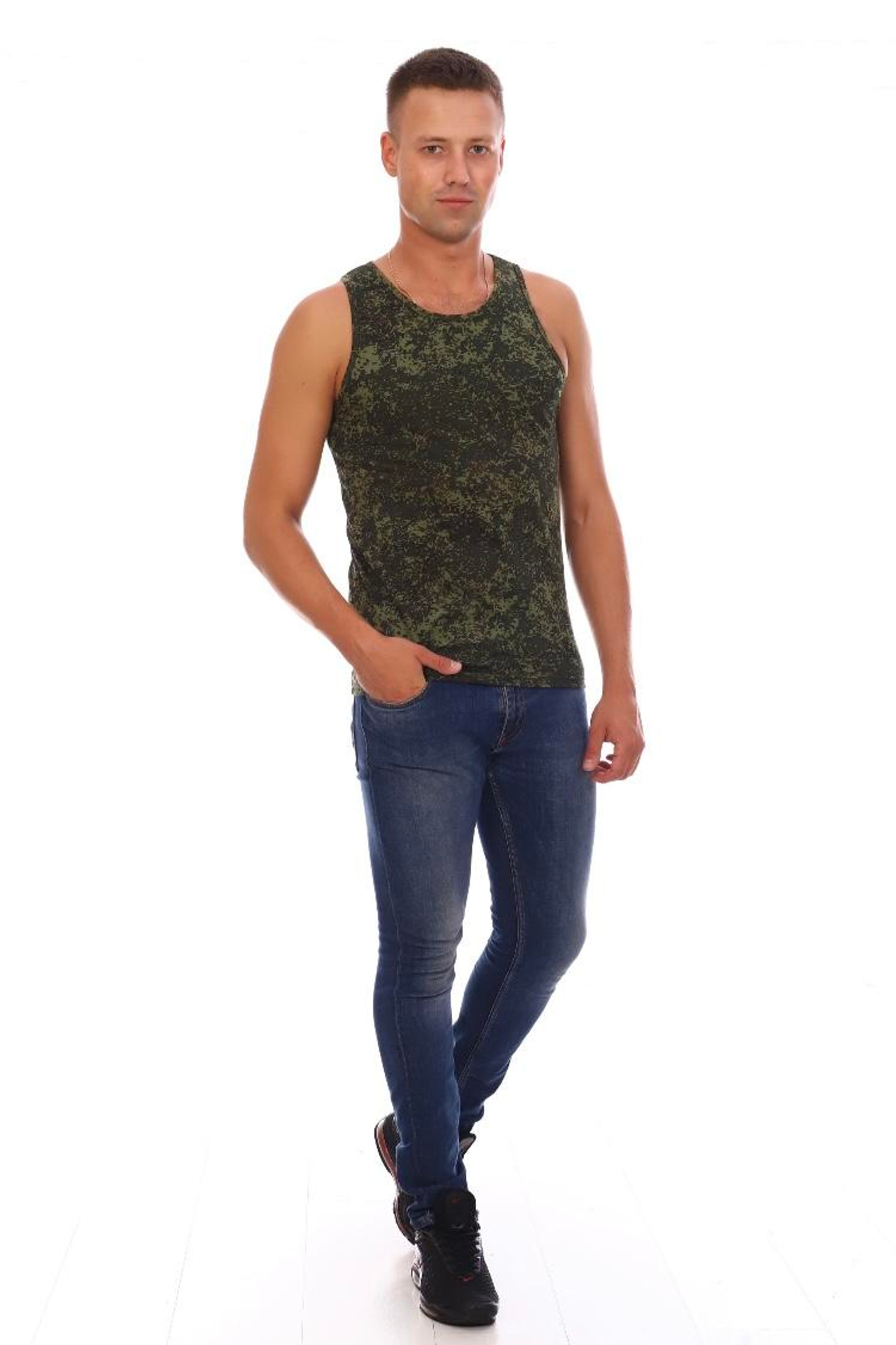 Стильная съемка мужских футболок для акцента на актуальных трендах