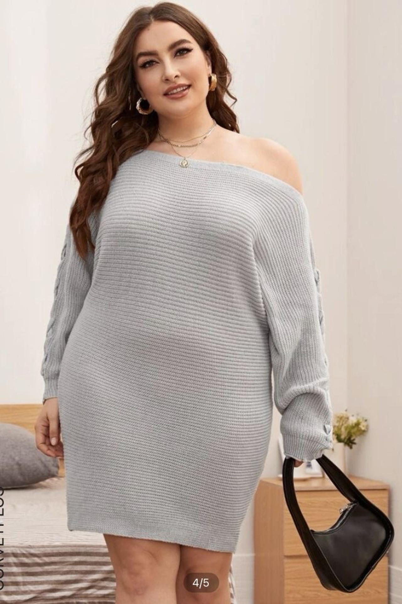 Пример стиля plus-size с однотонным платьем и украшениями