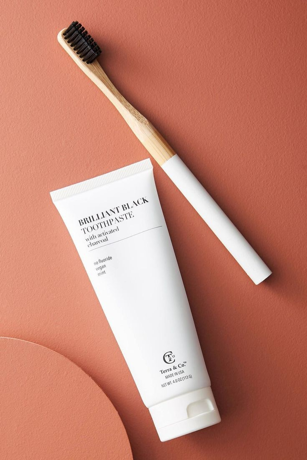 Предметная съемка зубной пасты в минималистичном стиле.