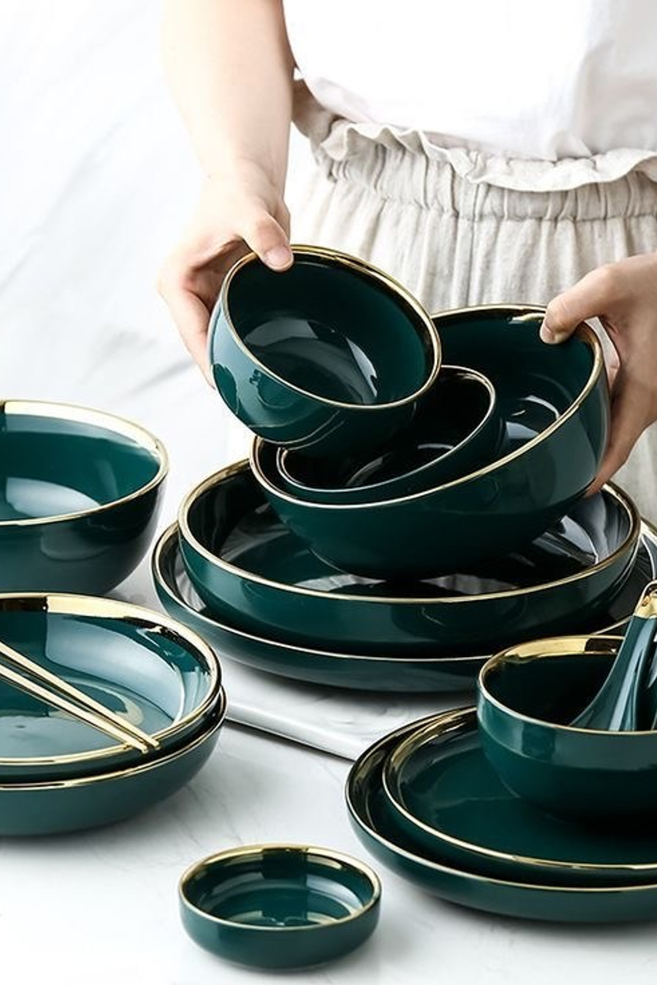 Референс для глубокой синей посуды с закругленными краями.