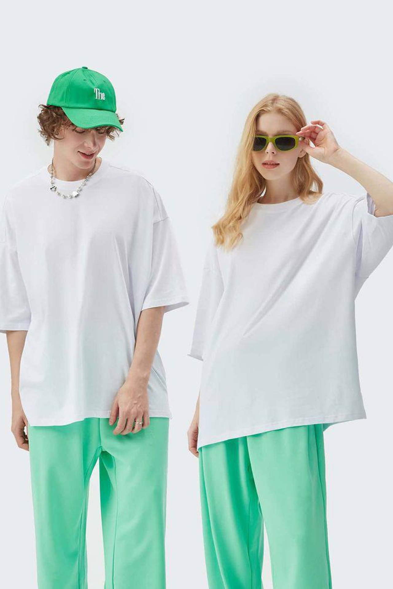 Эстетичная съемка для создания образов с объемными и стильными футболками