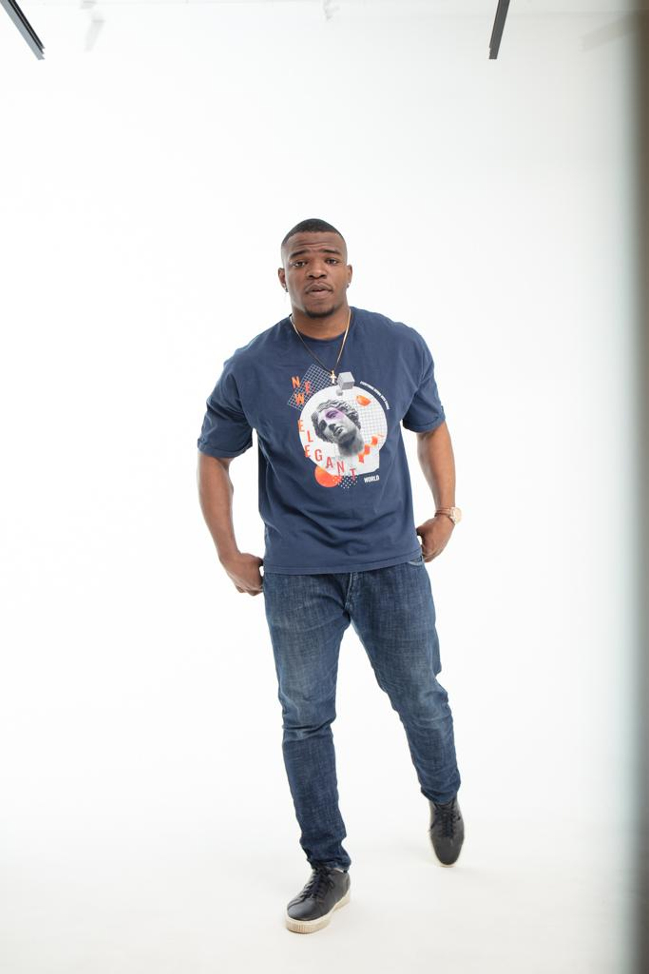 Модель для предметной съемки Нджебайи Ален Даниэль Москва | Sale Easy