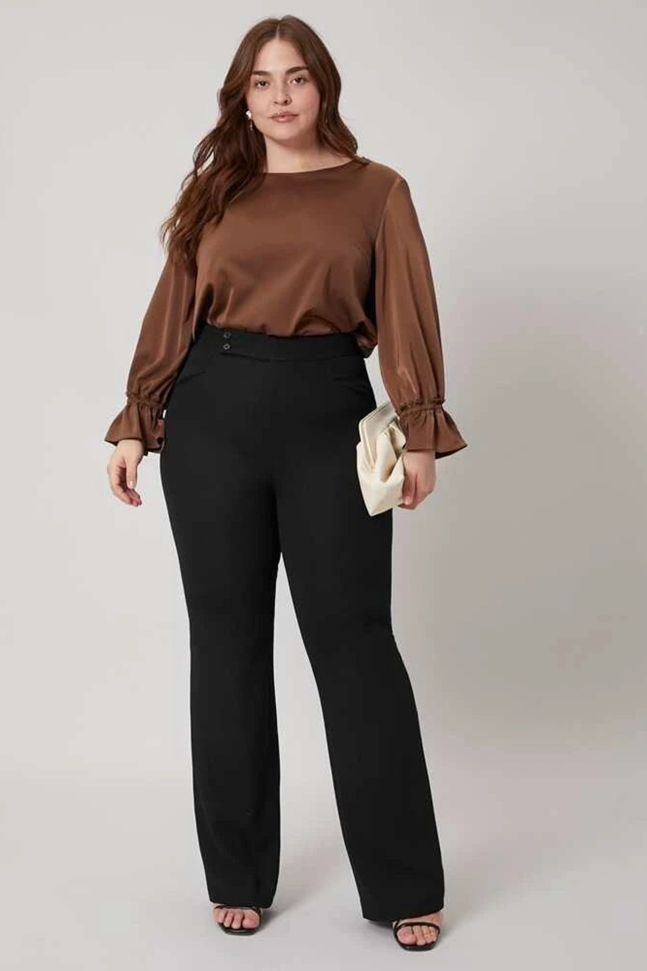 Пример стиля с джинсами и свободной рубашкой для plus-size