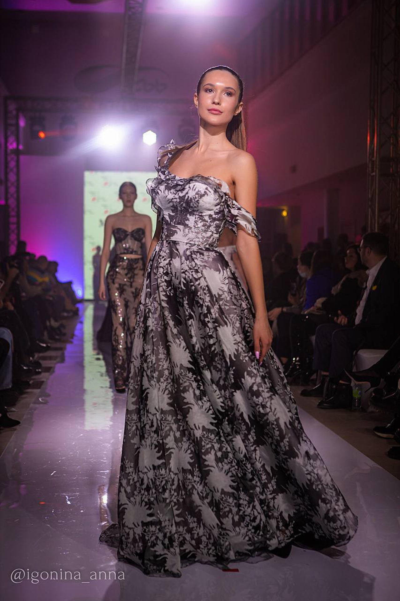 Модель для предметной съемки Аделина Казань| Sale Easy