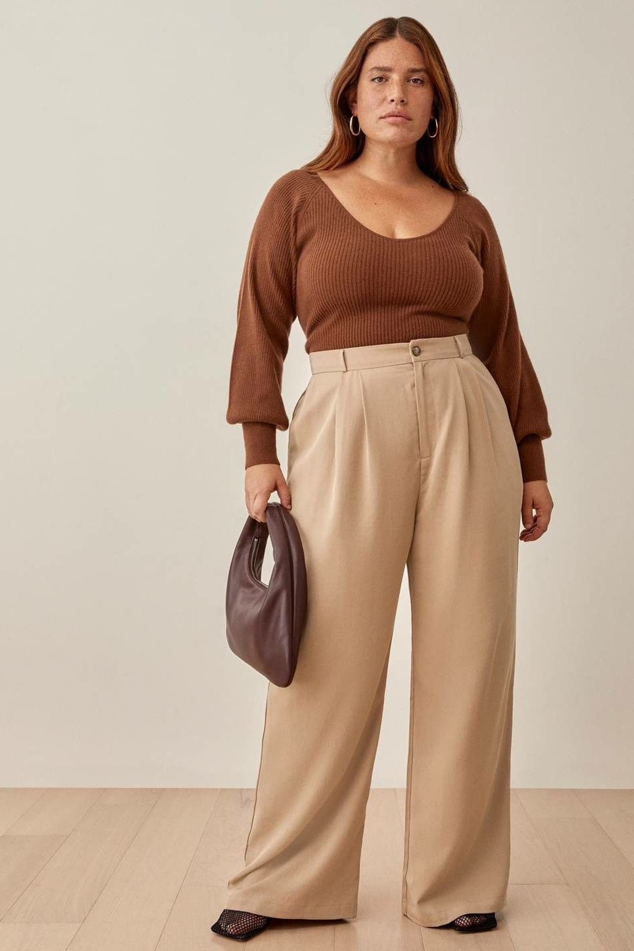 Референс для наряда plus-size с костюмом в пастельных тонах