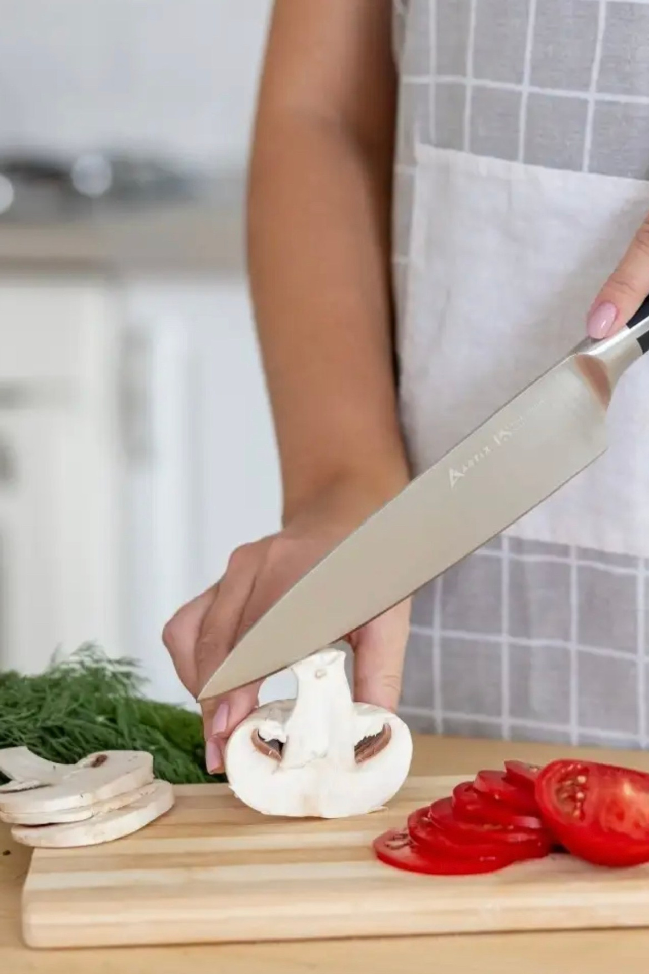 Пример универсальных кухонных ножей для нарезки овощей и фруктов.